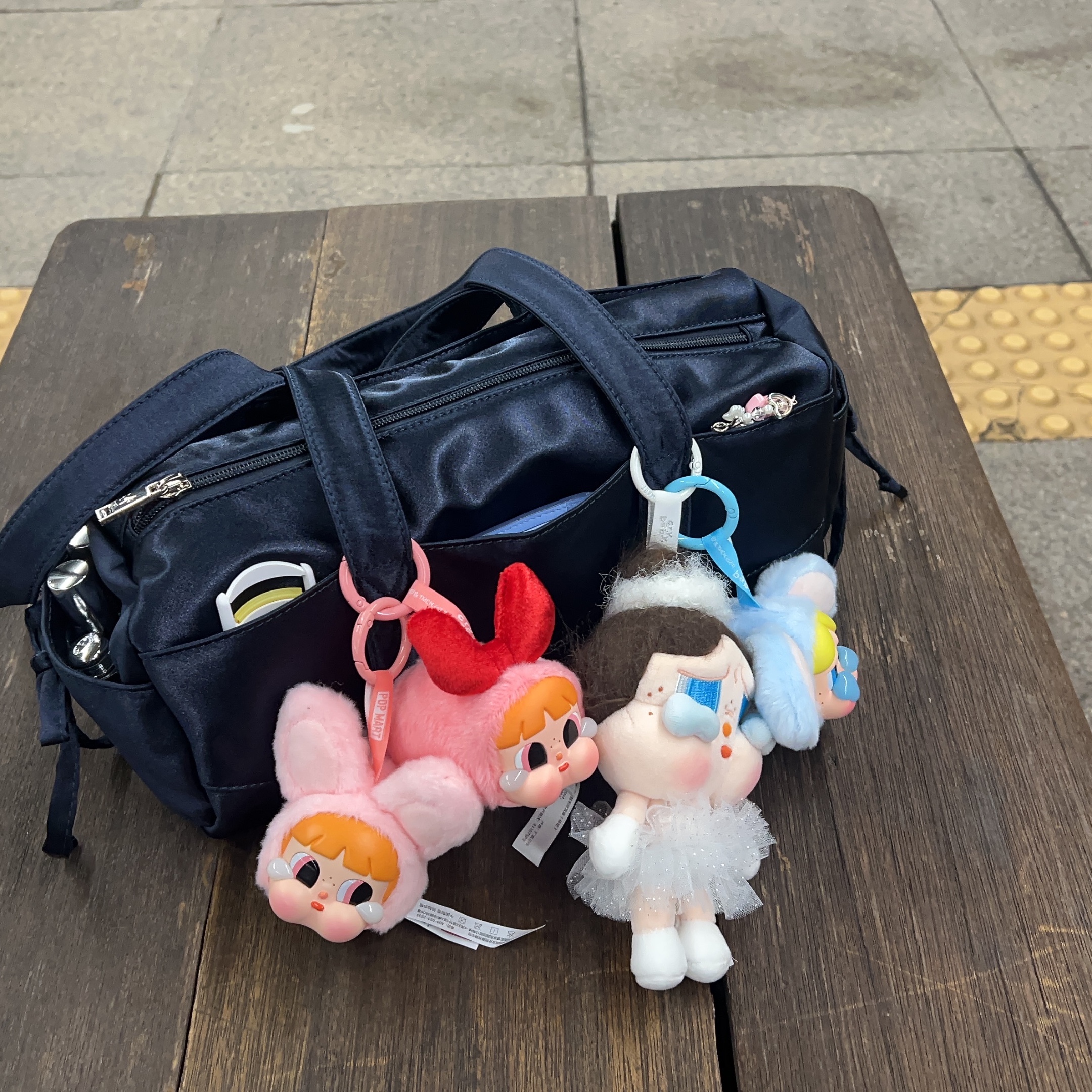 Pop Mart Crybaby x Powerpuff Girls Series Keyring Blossom (Opened Case), Pop Mart Crybaby x Powerpuff Girls Series Keyring Bunny Blossom (Opened Case) 착용 스타일 - 1