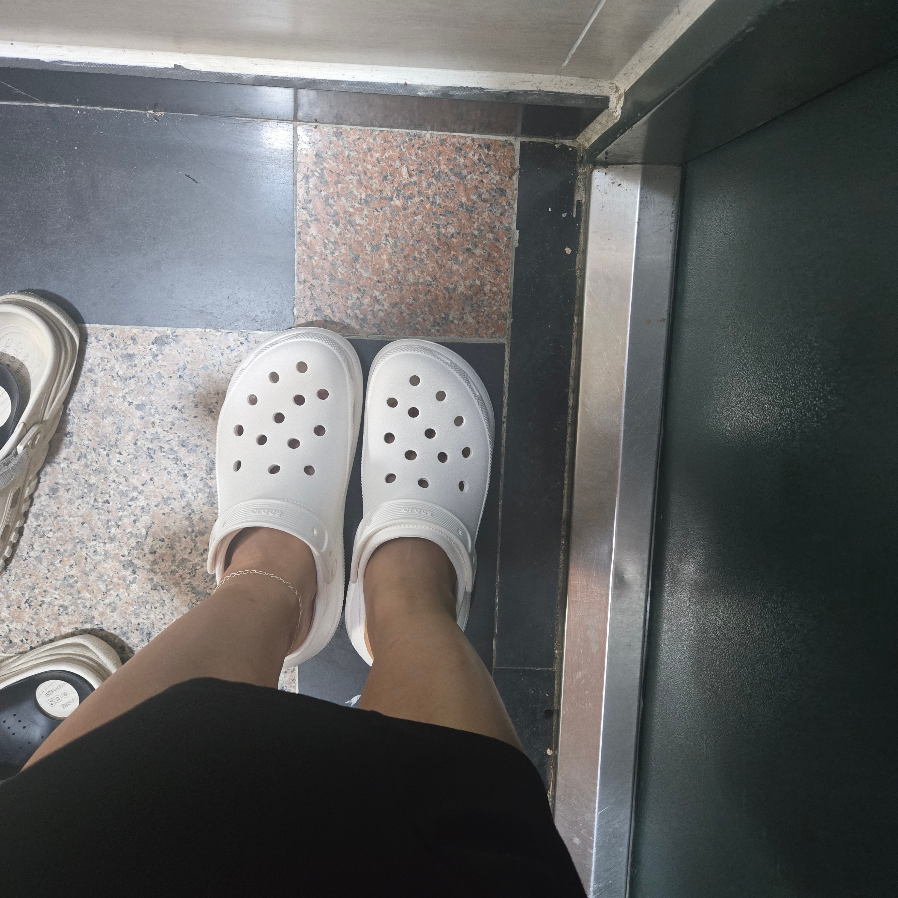 Crocs Classic Crush Clog White 착용 스타일