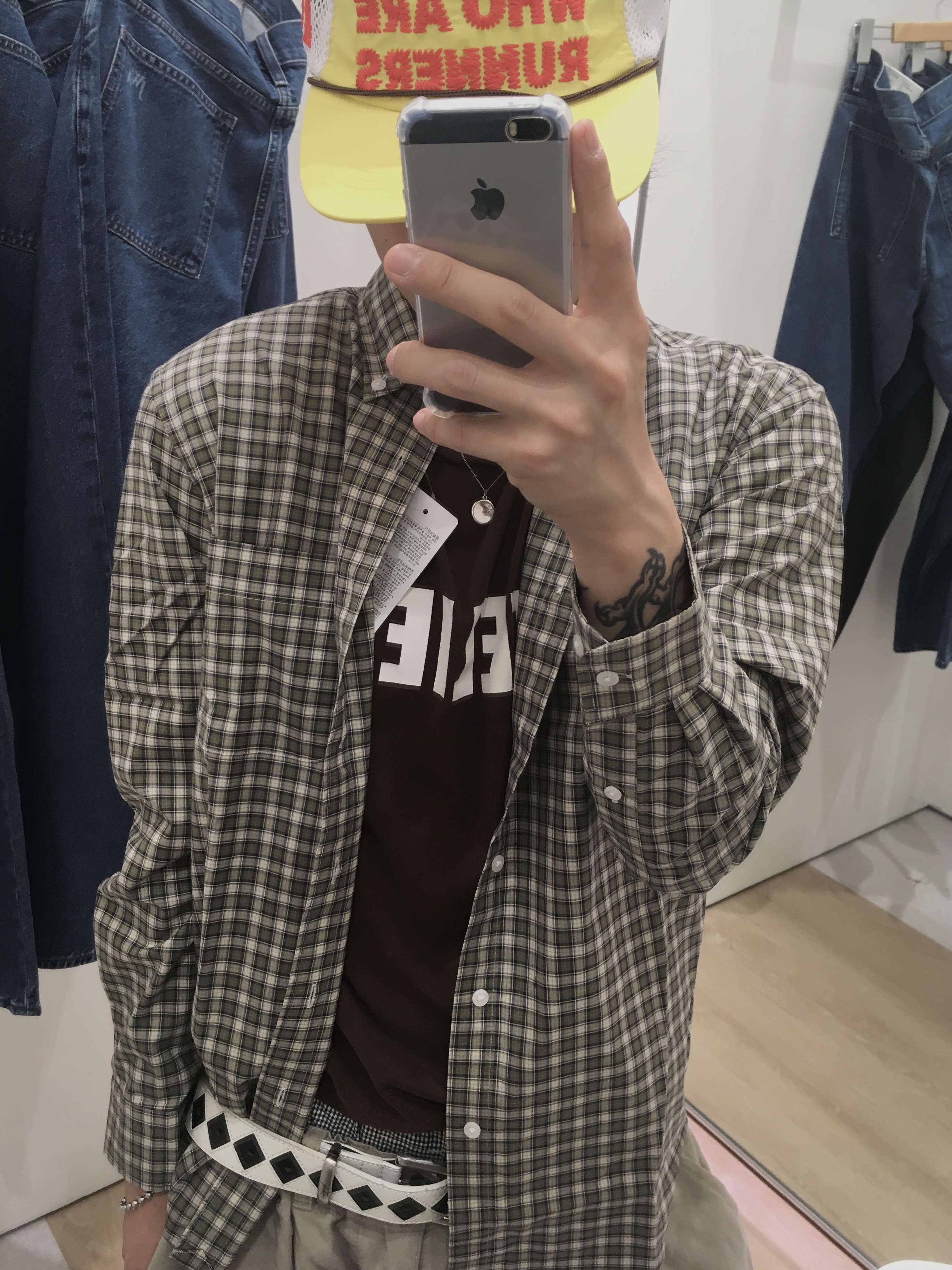 Alex Zono Lovers Who Are Runners Trucker Hat Yellow, Stussy Argyle Stitch Leather Belt Cream 착용 스타일 - 1