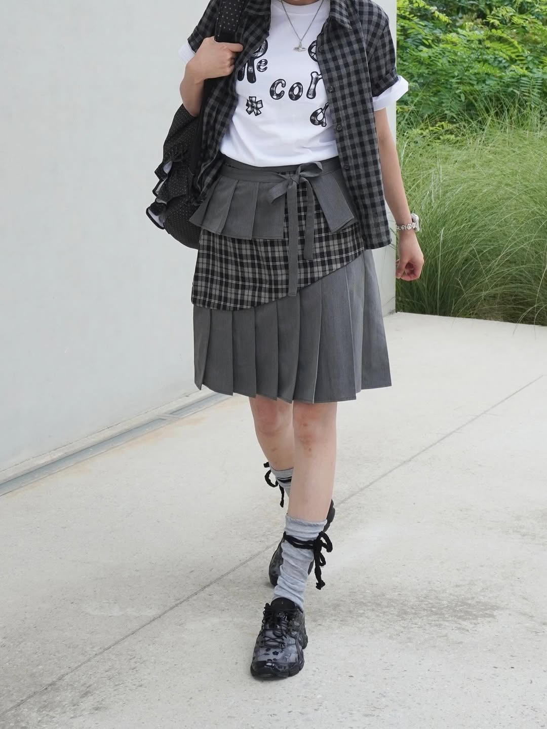 SLOW RECORD HOUSE Typo Play Record T-Shirt Gray 착용 스타일 - 10