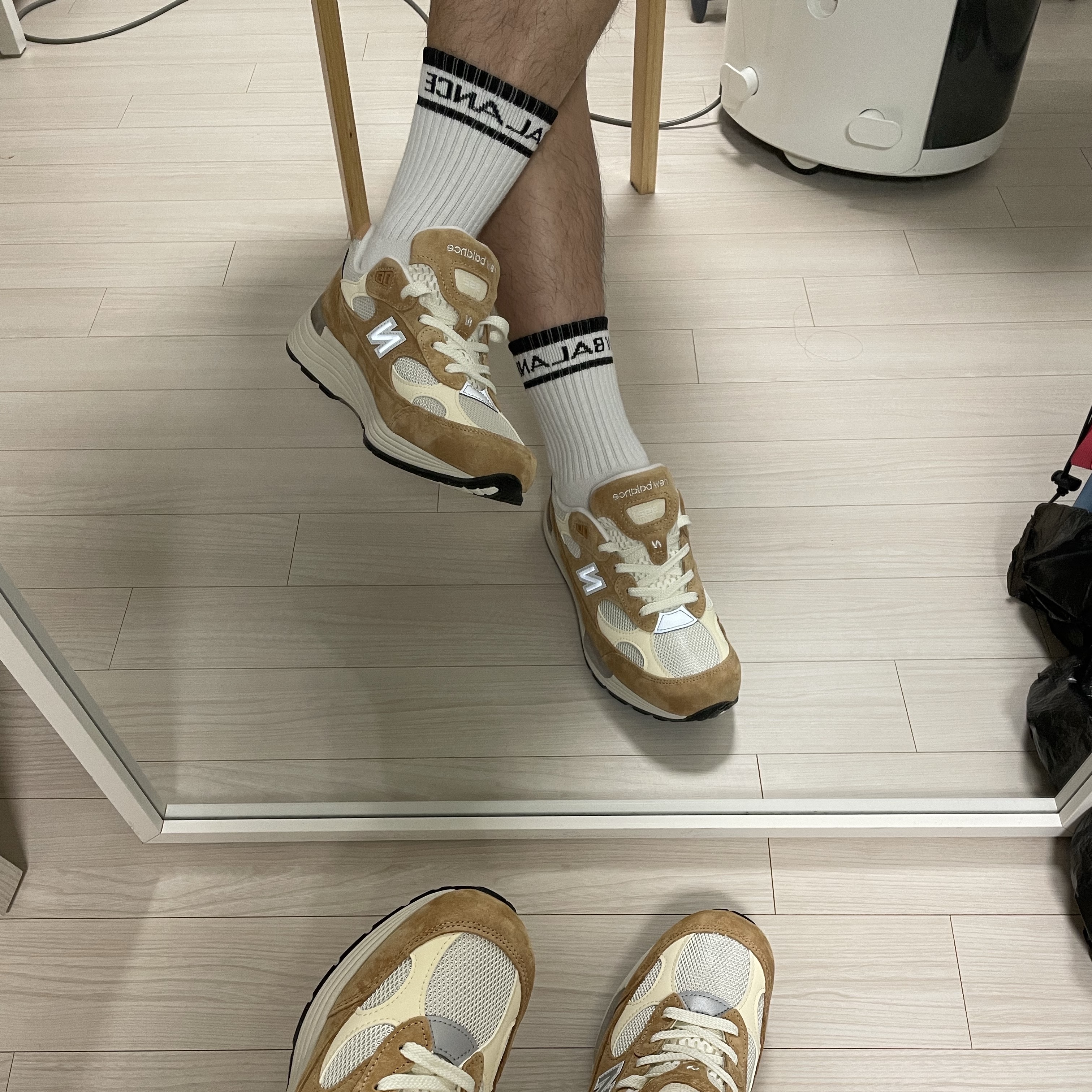 New Balance 992 Made in USA Sweet Caramel Calcium 착용 스타일 - 2