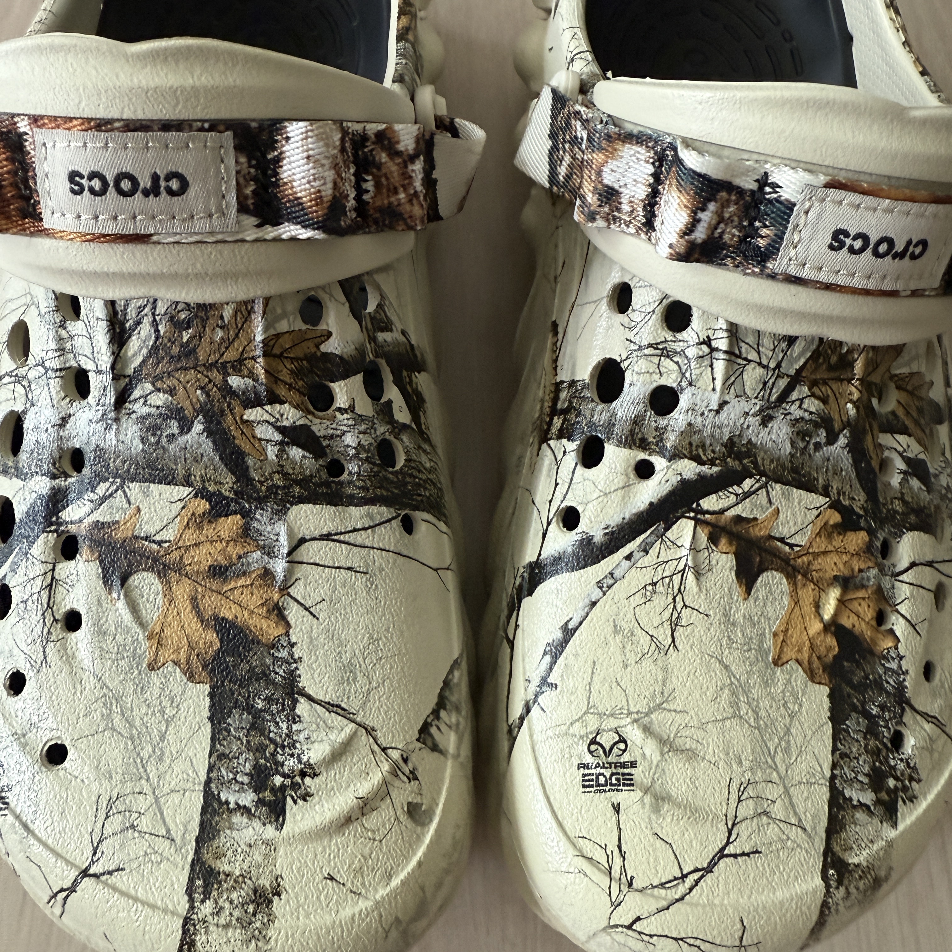 Crocs Echo Clog Real Tree Bone 착용 스타일 - 1