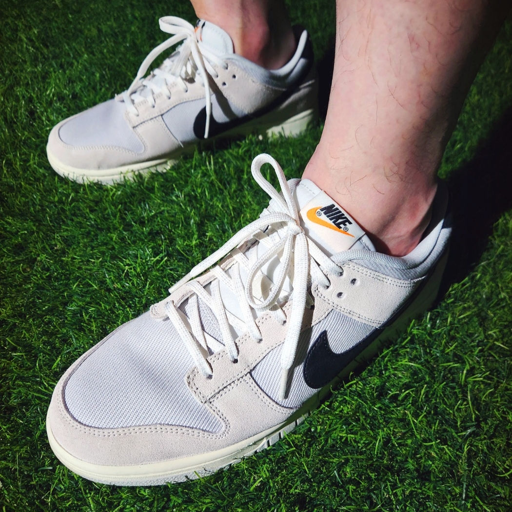 Stussy Pigment Dyed Dice T-Shirt Navy, Nike Dunk Low SE Photon Dust and Summit White 착용 스타일 - 5