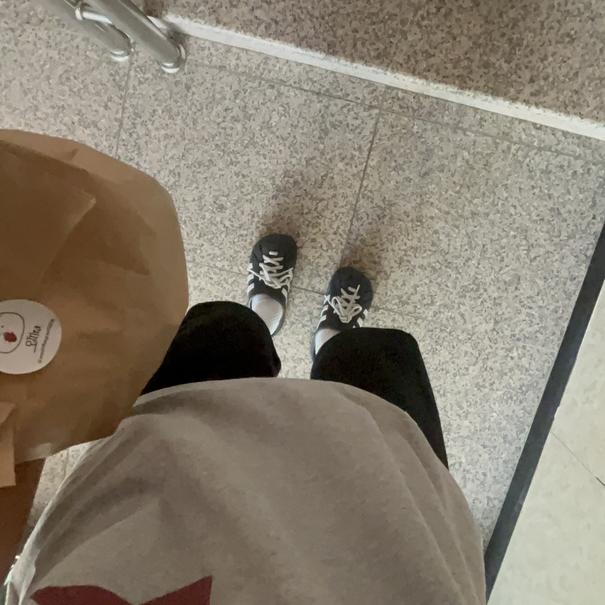Adidas Adilette Clog Black White, Crocs Bayaband Clog White Navy 착용 스타일 - 3