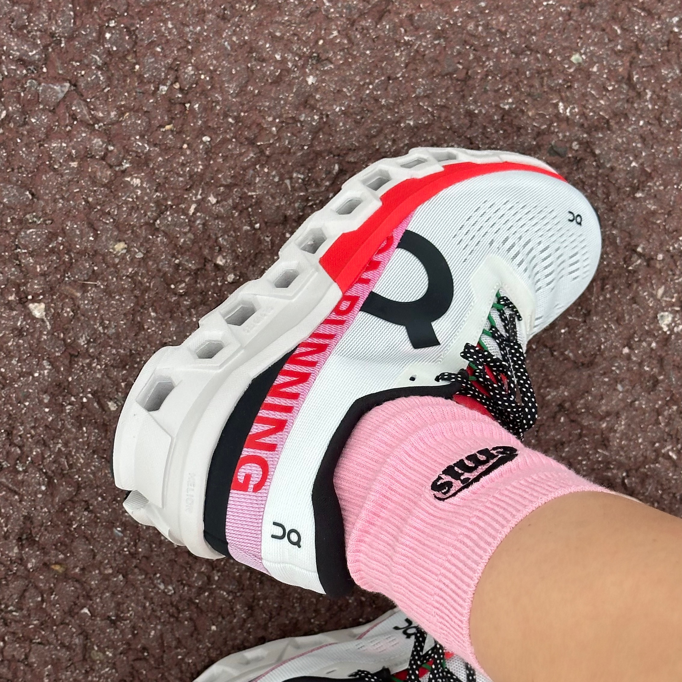 (W) On Running Cloudmonster 2 Ivory Red 착용 스타일