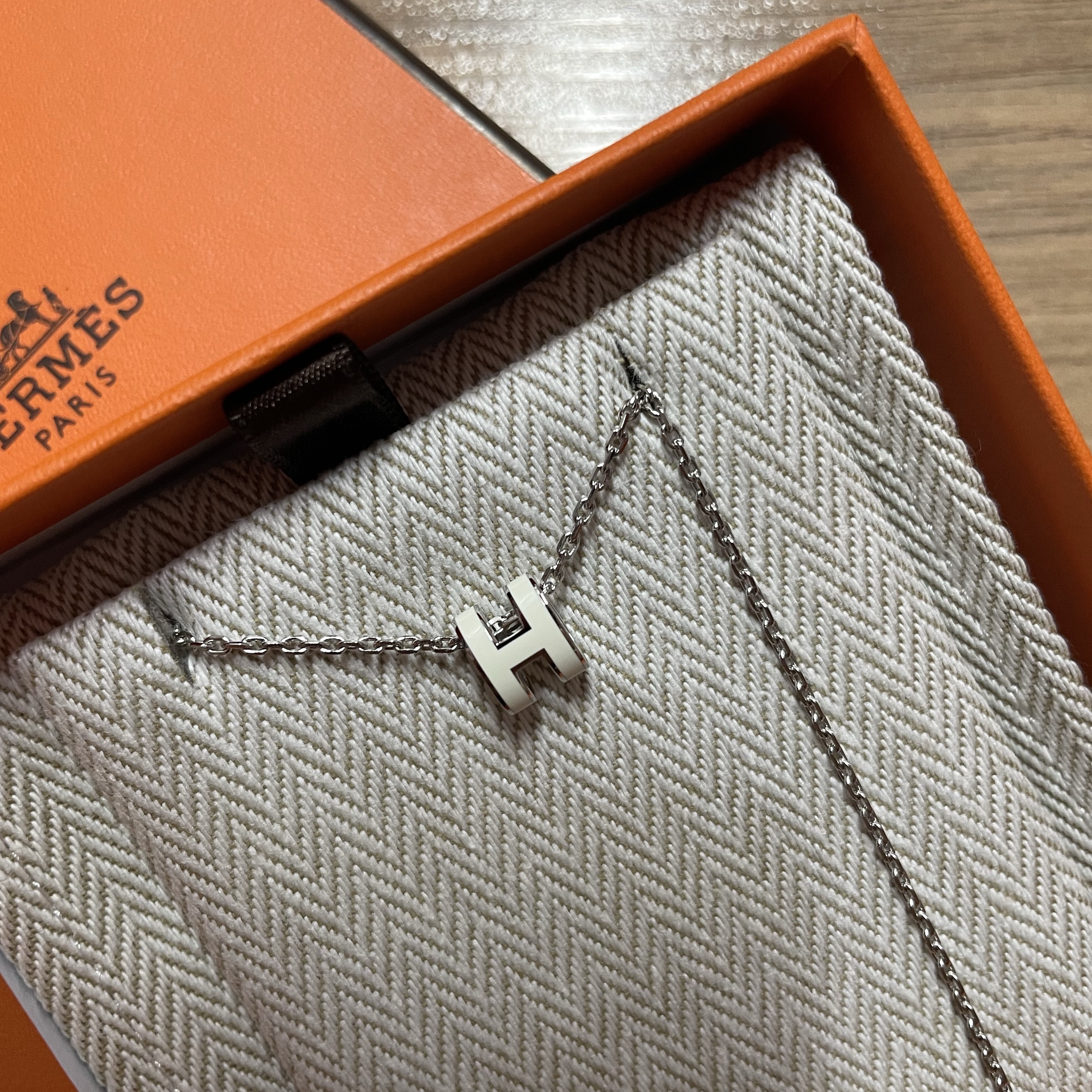 (W) Hermes Mini Pop H Pendant Palladium & Blanc 착용 스타일 - 1