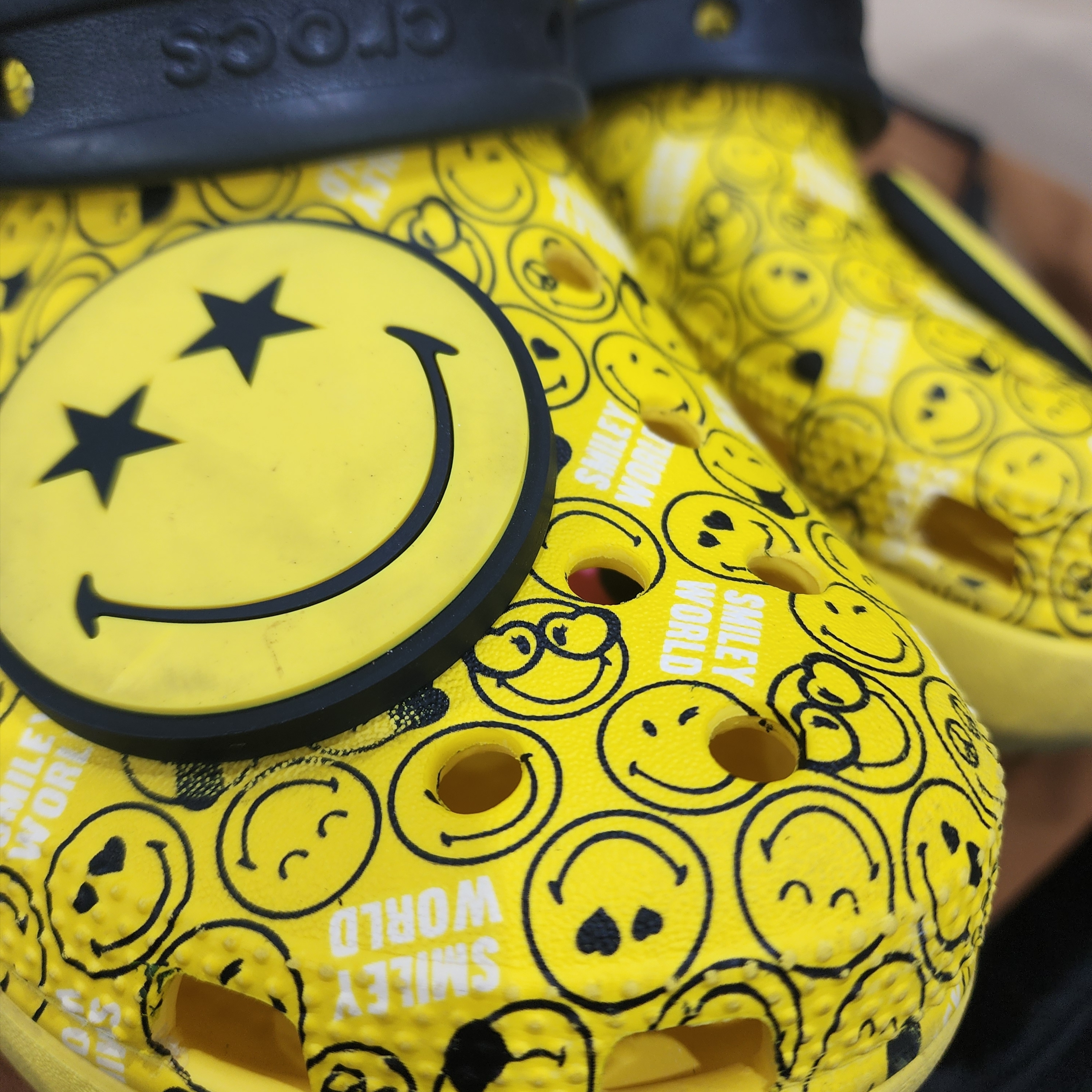 (W) Crocs x Smiley Classic Platform Clog 착용 스타일