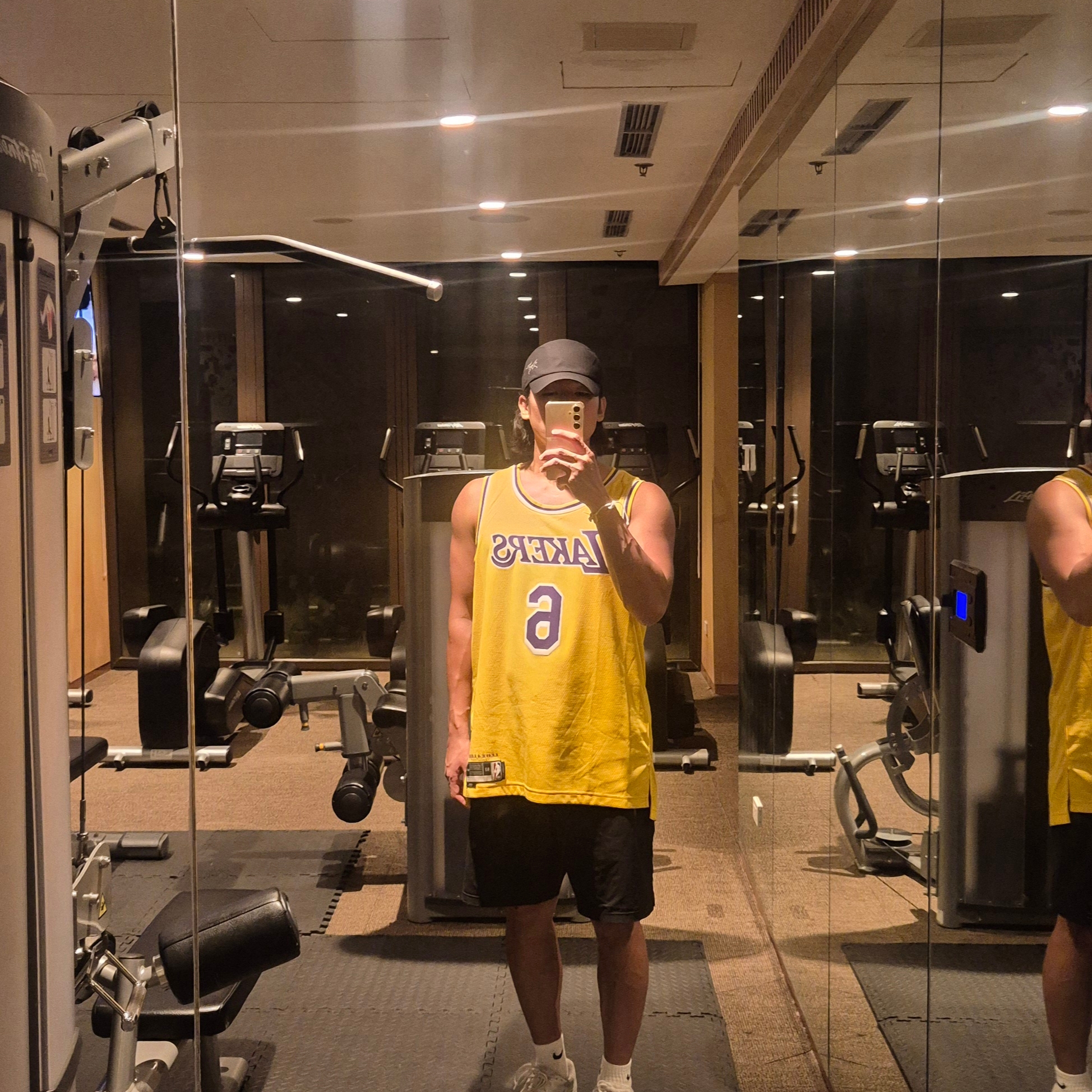 Nike LeBron James LA Lakers Icon Edition Jersey Amarillo, Arc'teryx Calvus Cap Black 착용 스타일