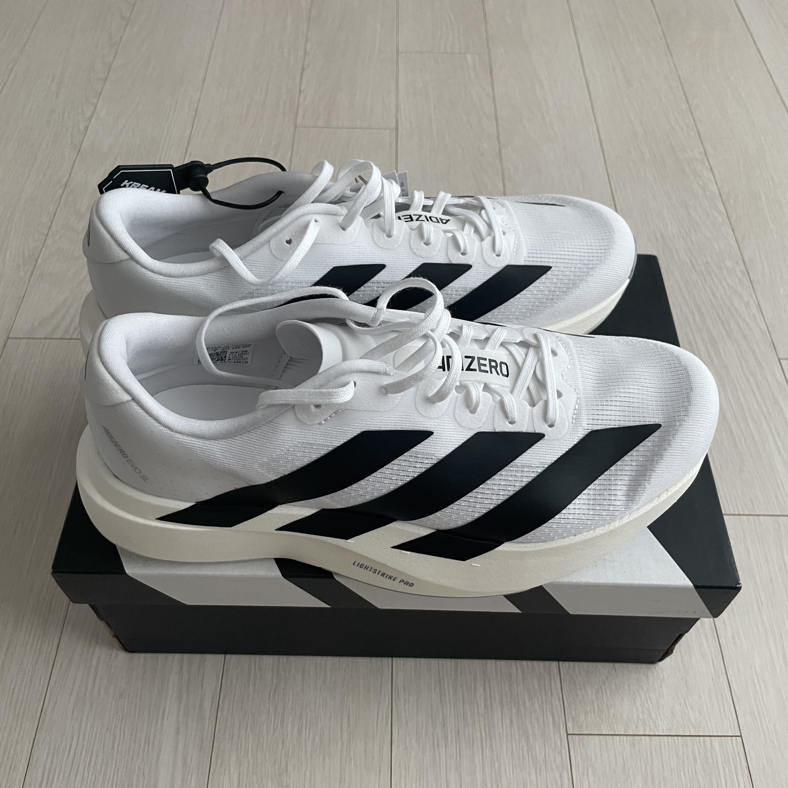 Adidas Adizero EVO SL Cloud White Core Black 착용 스타일 - 1