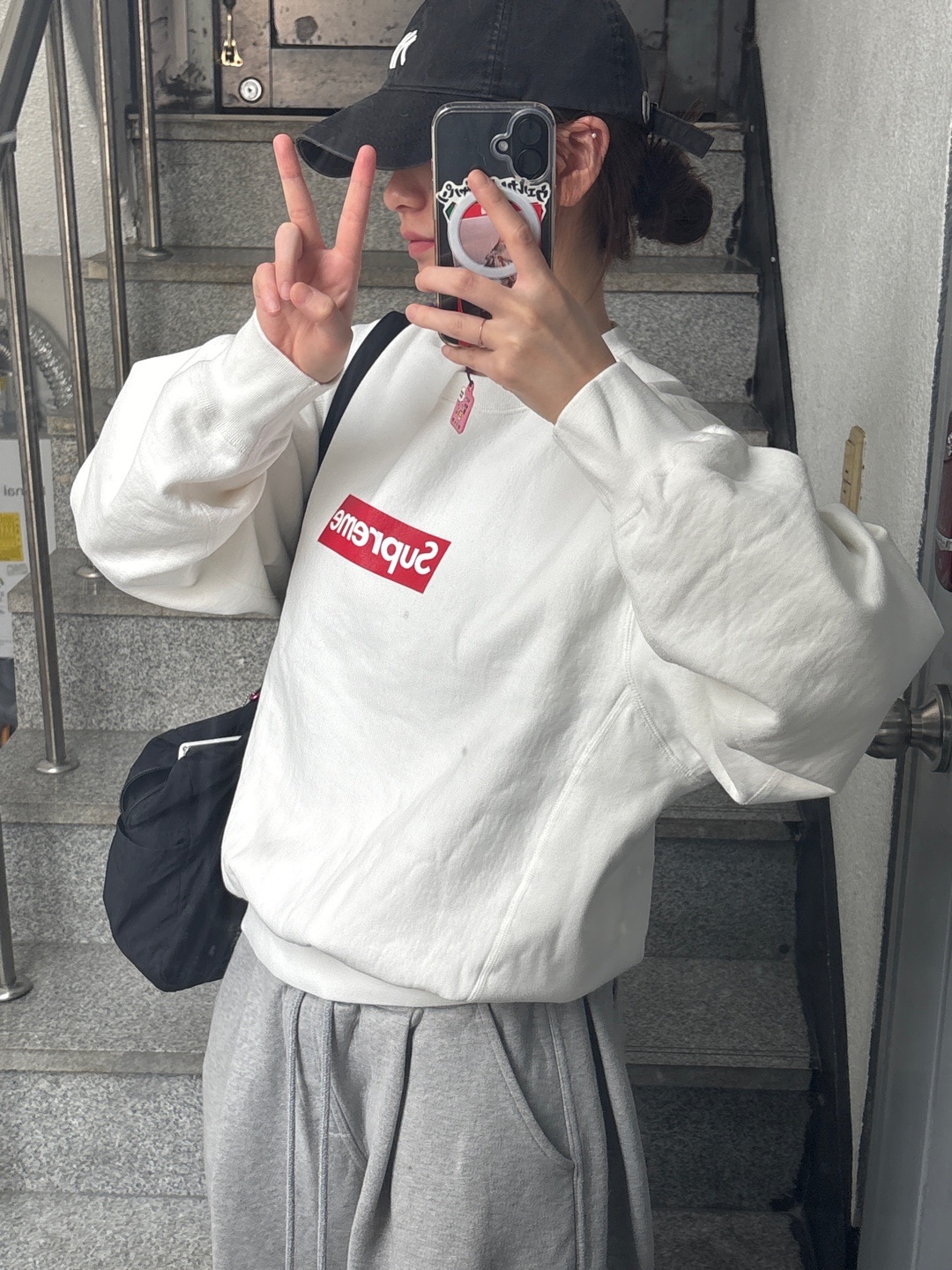 Supreme Washed Box Logo Crewneck White - 25SS 착용 스타일
