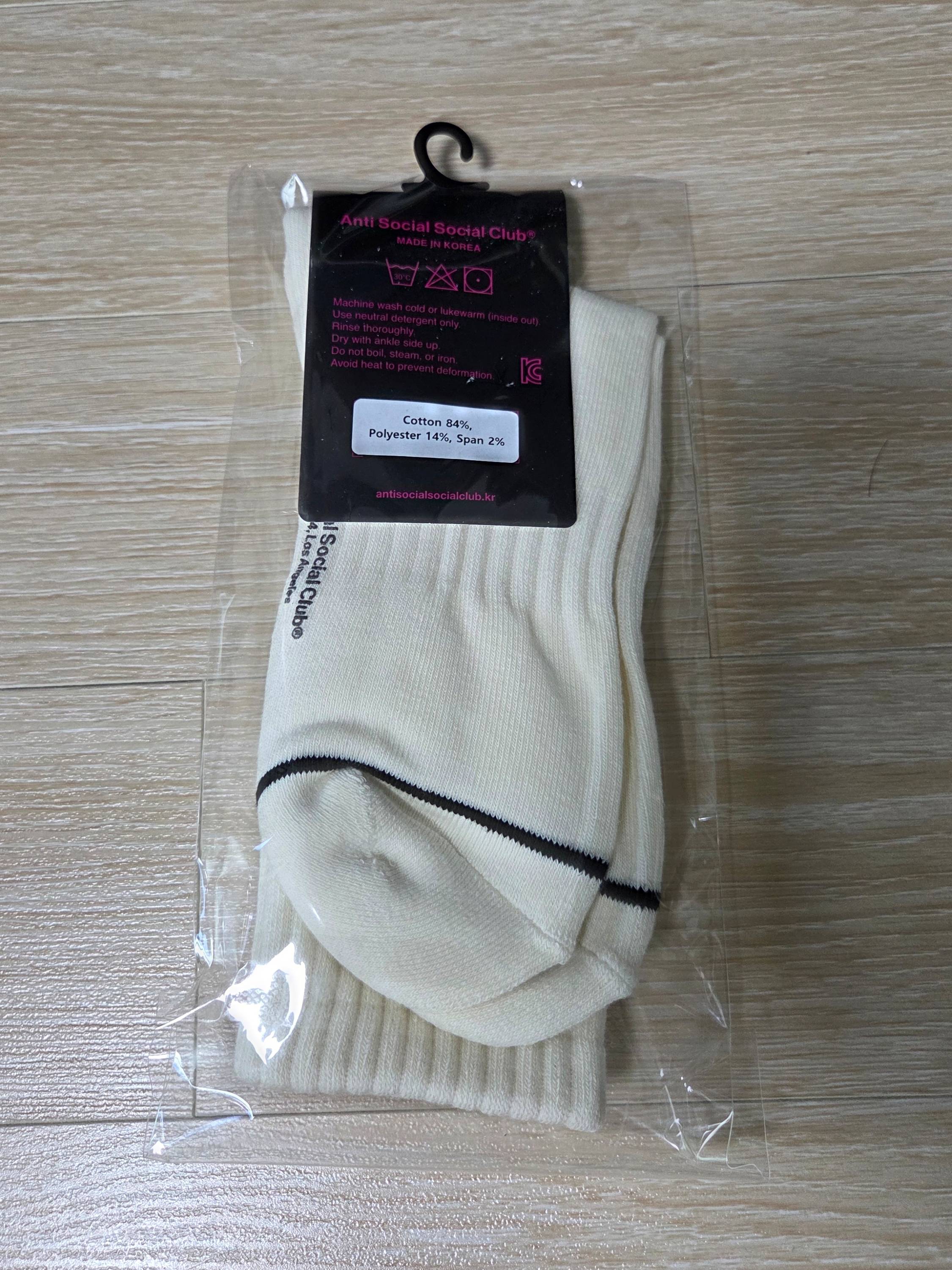 Anti Social Social Club Embroidery Logo Socks Ivory 착용 스타일 - 2