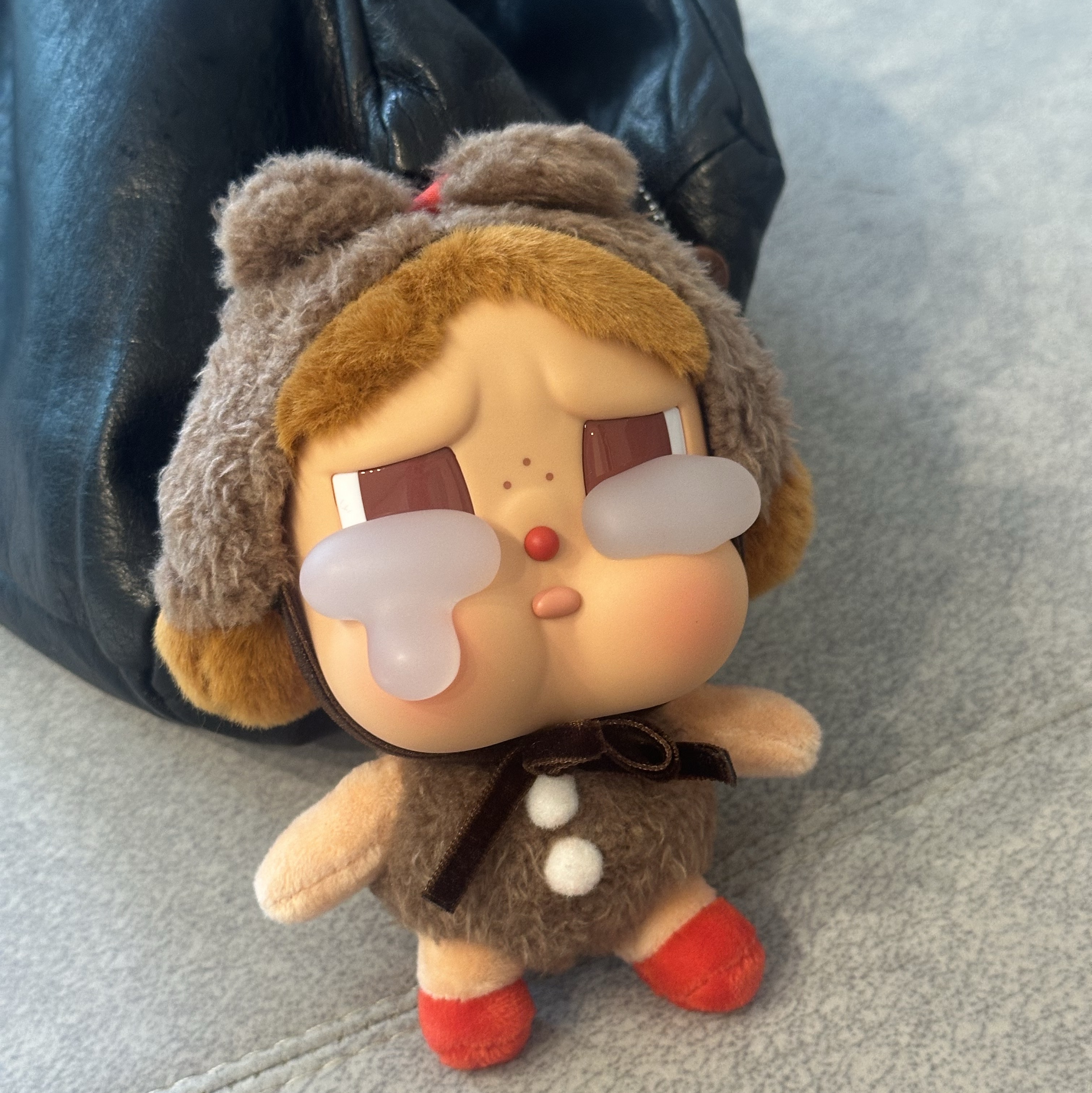 Pop Mart Crybaby Crying Again Series Plush Keyring Love Makes Us Cry (Opened Case) 착용 스타일