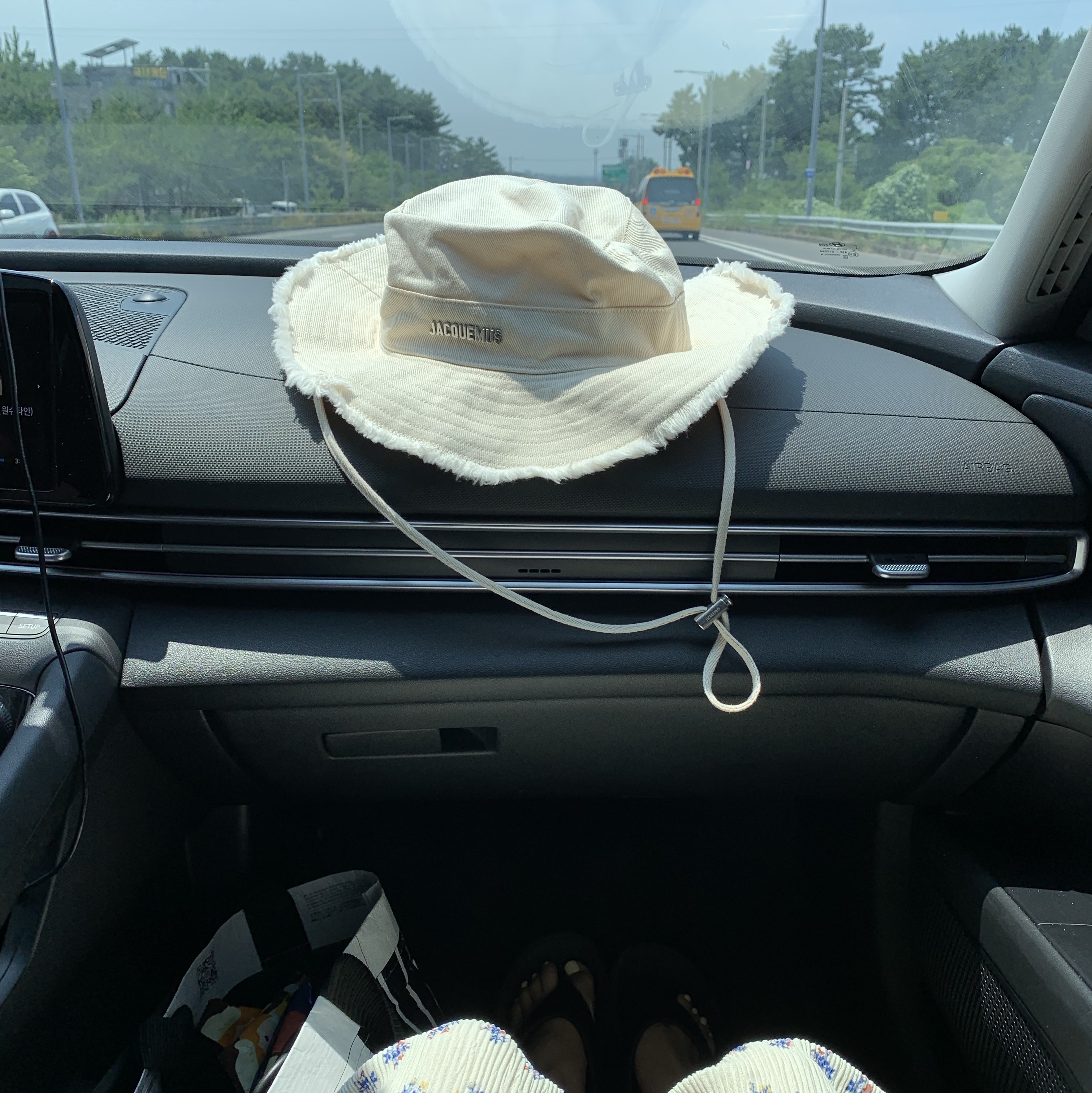 Jacquemus Le Bob Artichaut Bucket Hat Off White 착용 스타일 - 2