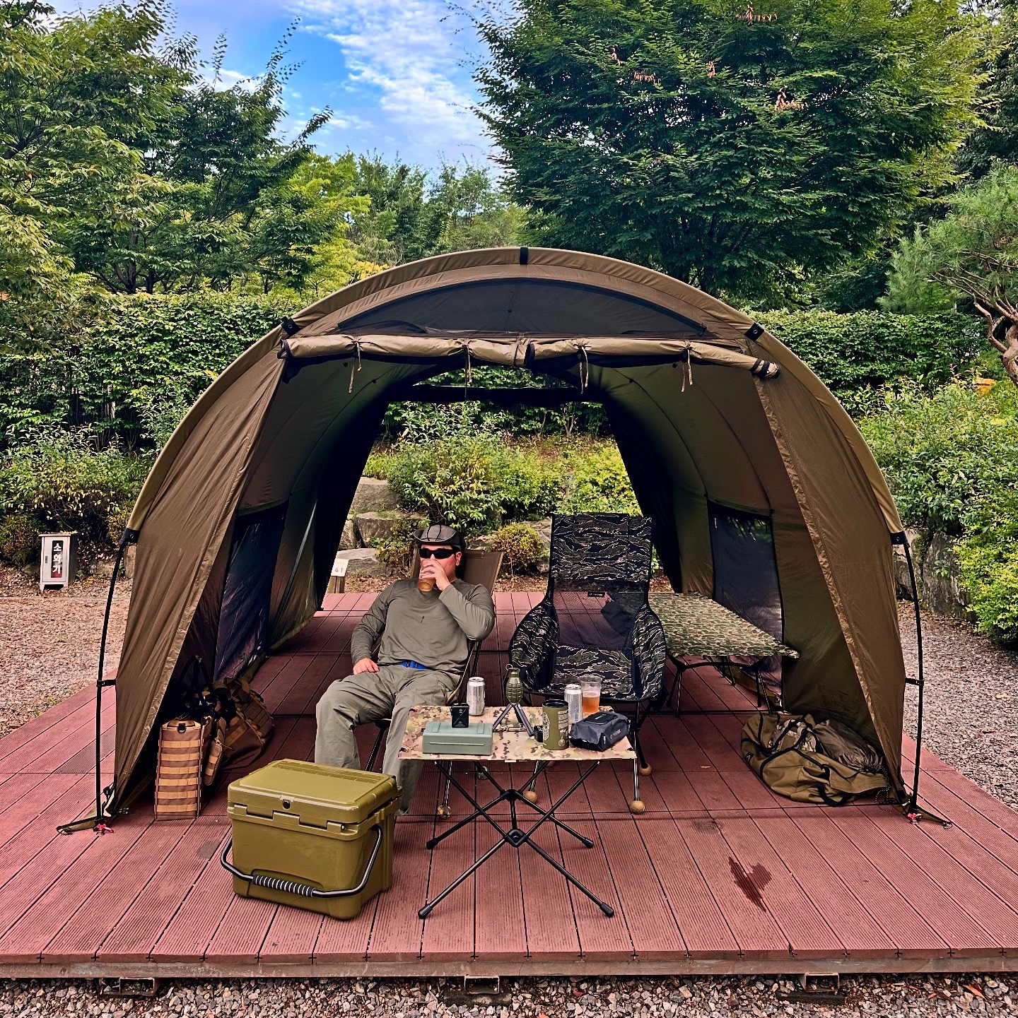 Helinox Tactical Field Tunnel 4.35 Military Tan, Helinox Tactical Sunset Chair Military Olive 착용 스타일 - 1