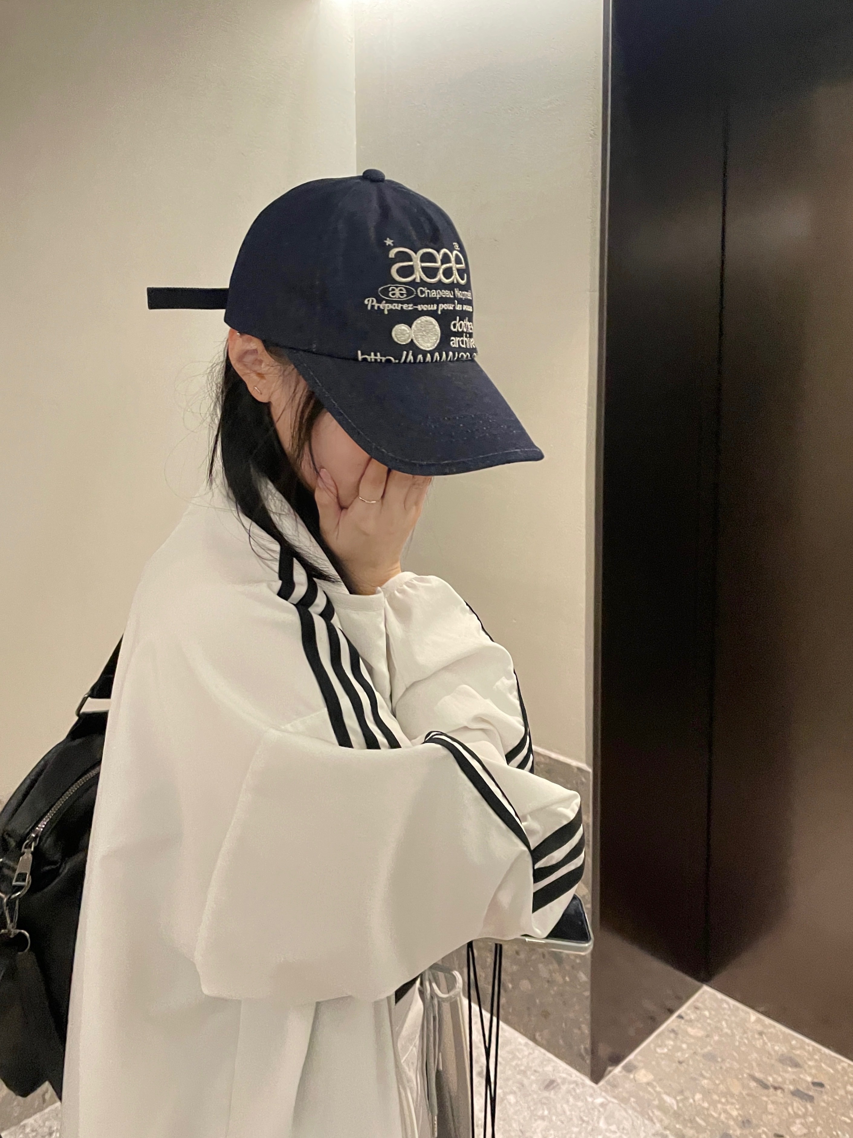 MUCENT Back Detail Signature Sleeveless Black, AEAE Web Logo Denim 5 Pannel Cap Mid Blue 착용 스타일 - 4