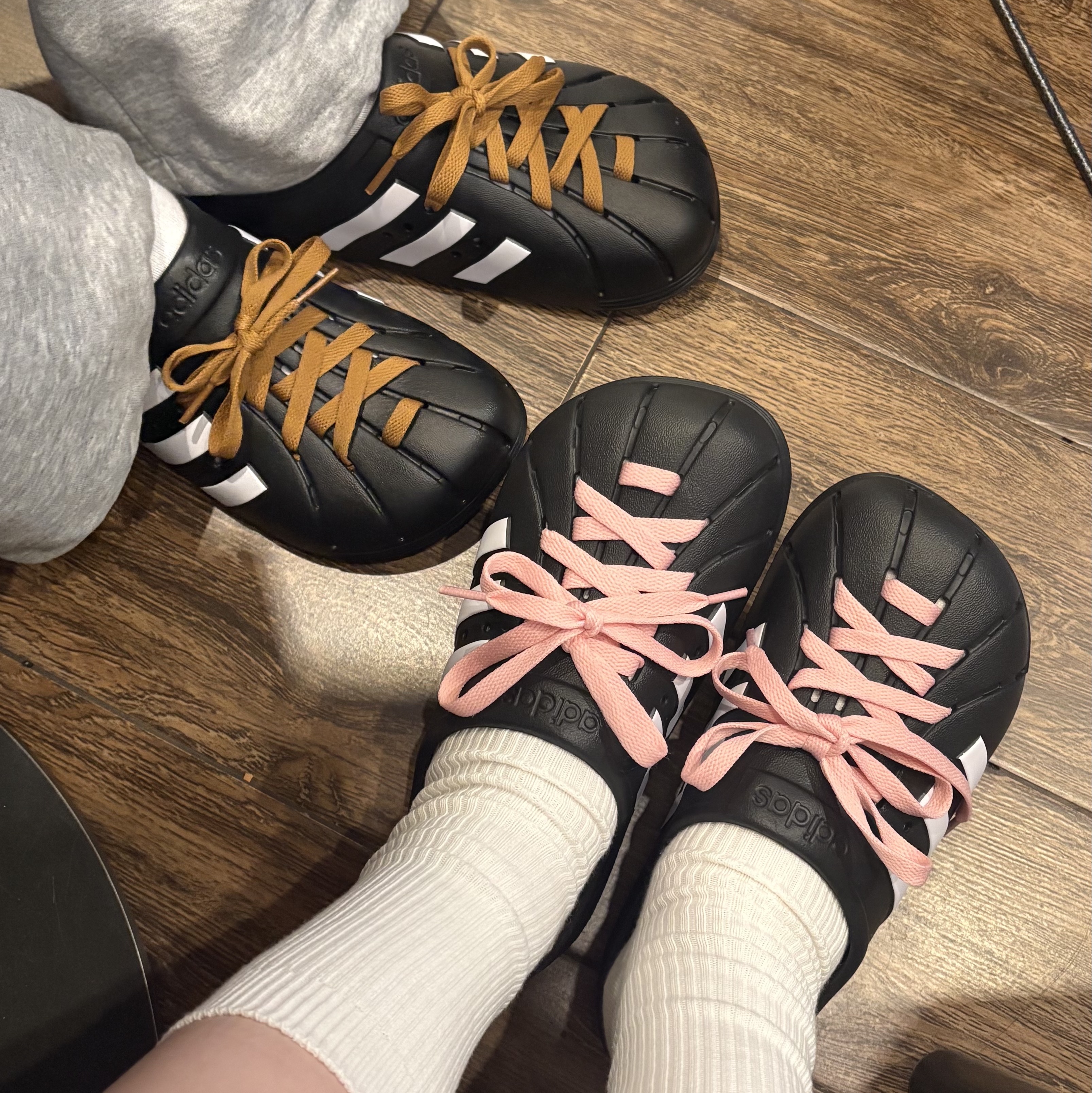 Adidas Adilette Clog Black White 착용 스타일