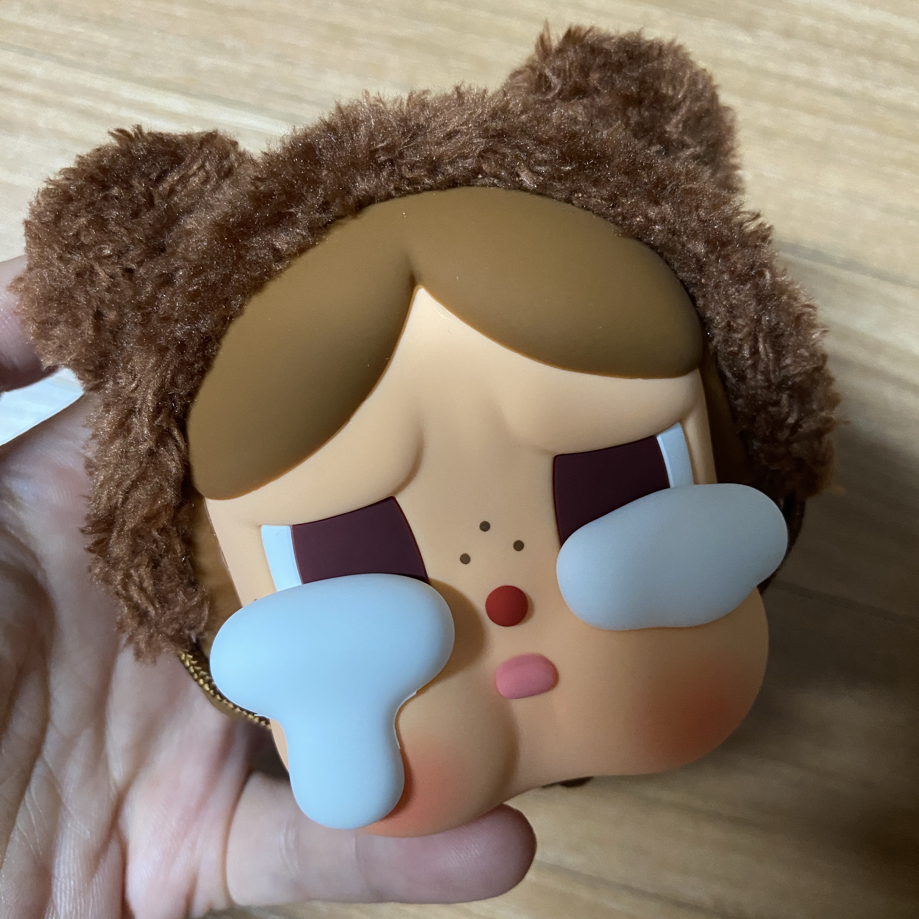Pop Mart Crybaby Crying Again Series Bear Earphone Bag 착용 스타일
