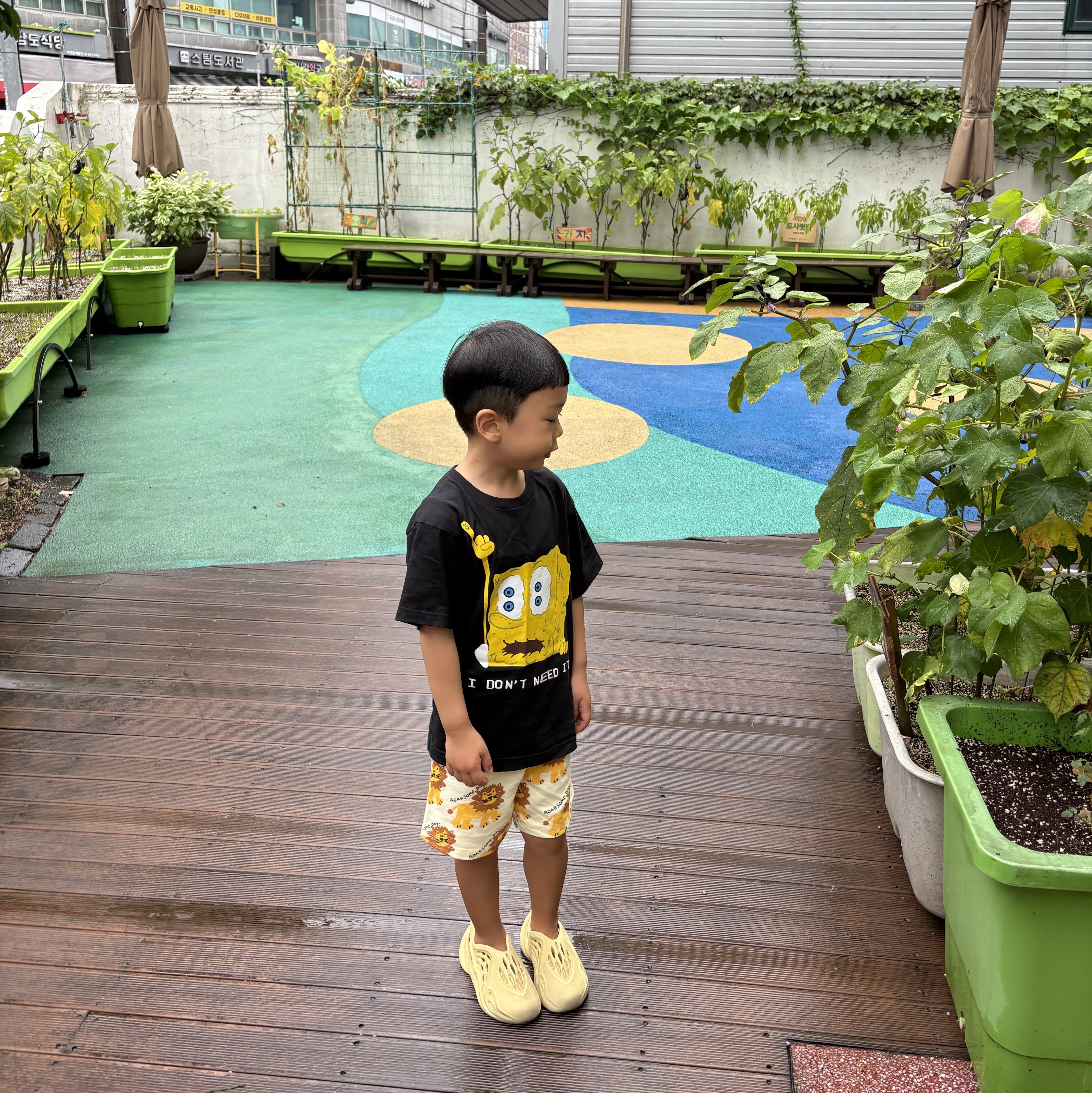 (Kids) Uniqlo UT x CPFM x SpongeBob Graphic T-Shirt B Black - KR, (Kids) Adidas Yeezy Foam RNNR Sulfur 착용 스타일 - 2