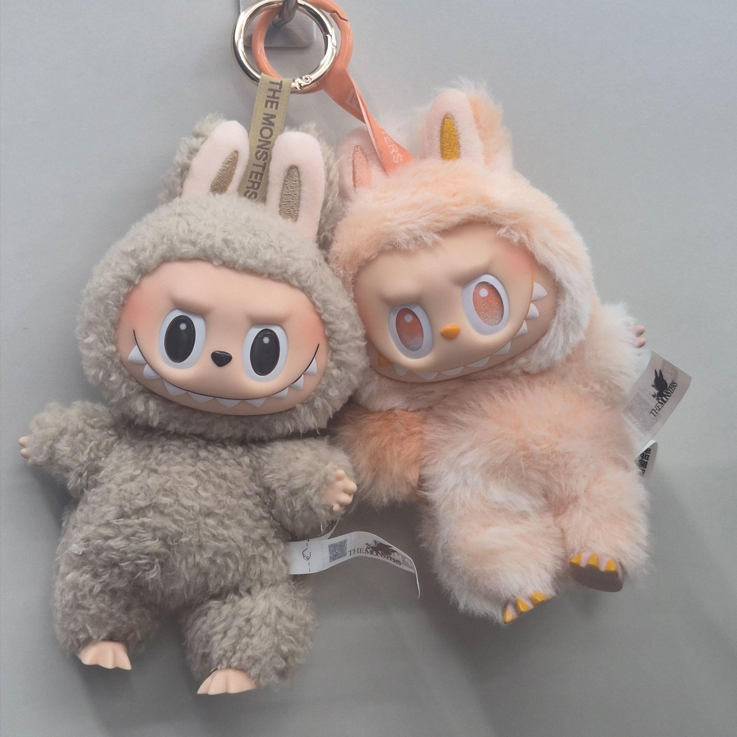 Pop Mart The Monsters Labubu Tasty Macarons Series Sealed Case (Bundle of 2/1 Blind Box) 착용 스타일