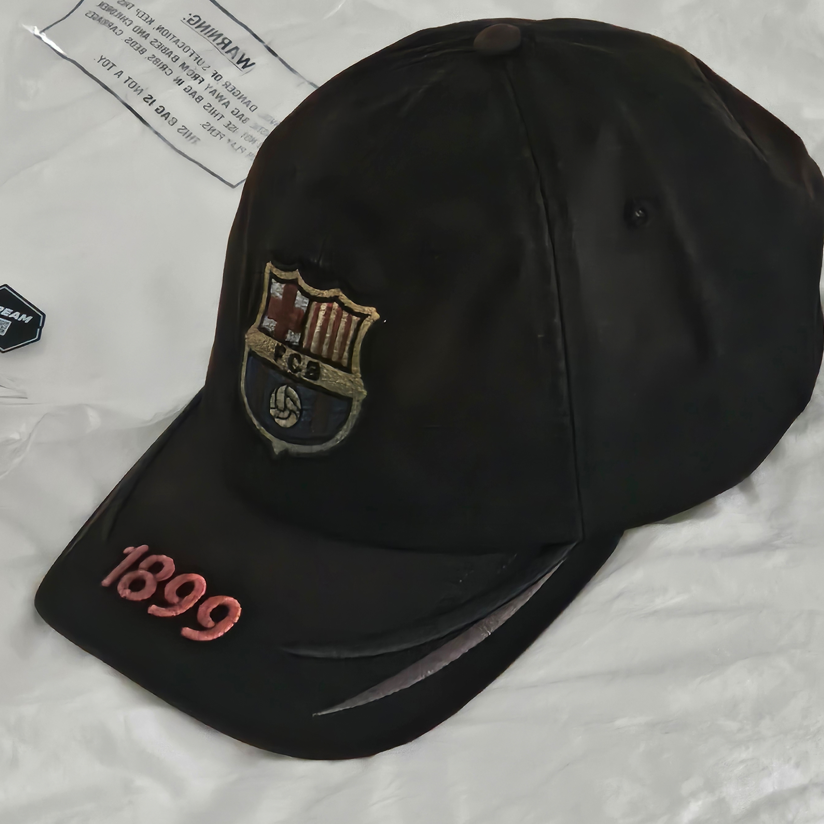 Travis Scott Cactus Jack FC Barcelona 899 Distressed Hat Multicolor 착용 스타일 - 2