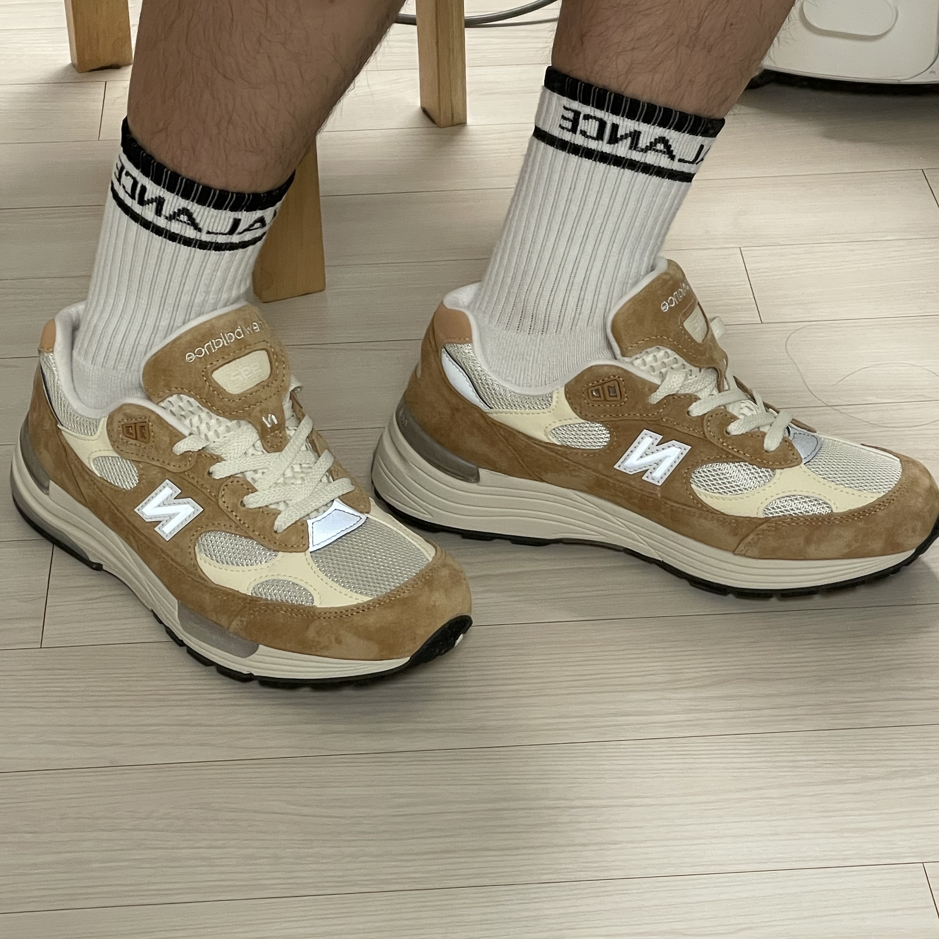New Balance 992 Made in USA Sweet Caramel Calcium 착용 스타일 - 1