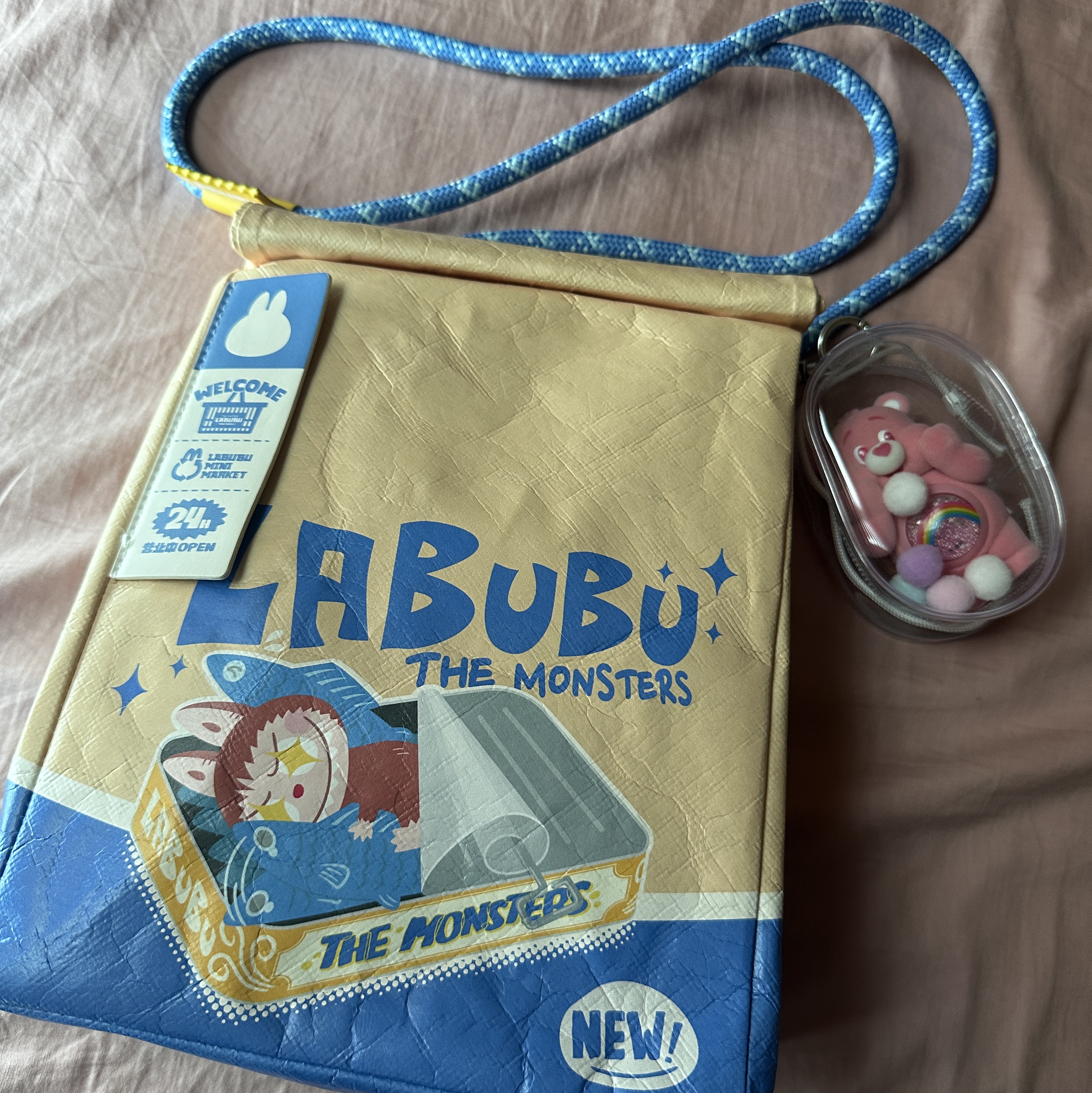 Pop Mart Labubu The Monsters Wacky Mart Series Messenger Bag 착용 스타일 - 2