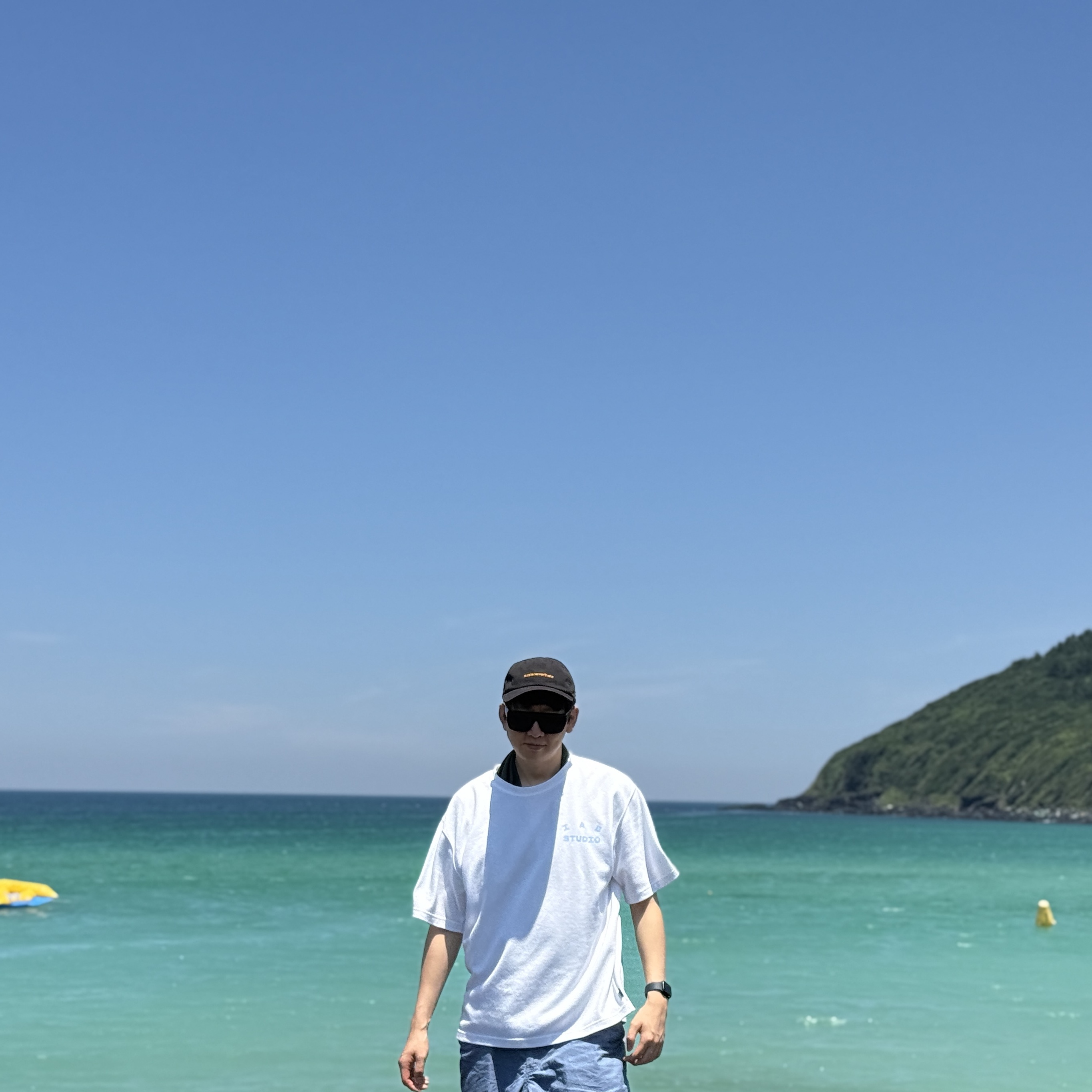 IAB Studio T-Shirt White Sky Blue 착용 스타일 - 1