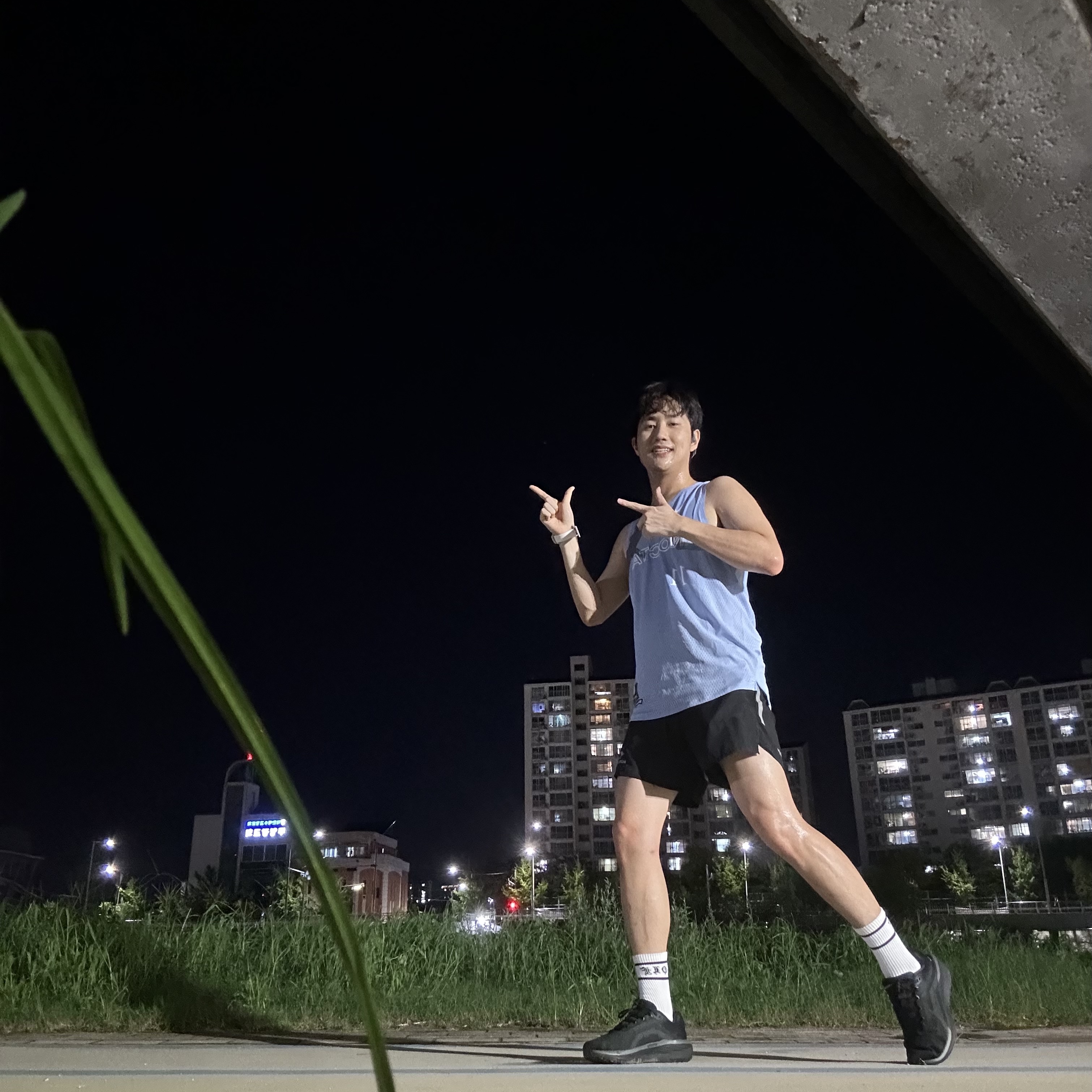 Nike x Drake Nocta Basketball Lightweight Jersey Cobalt Bliss (DV3649-481), (W) Nike ReactX Infinity Run 4 Black Anthracite 착용 스타일 - 1