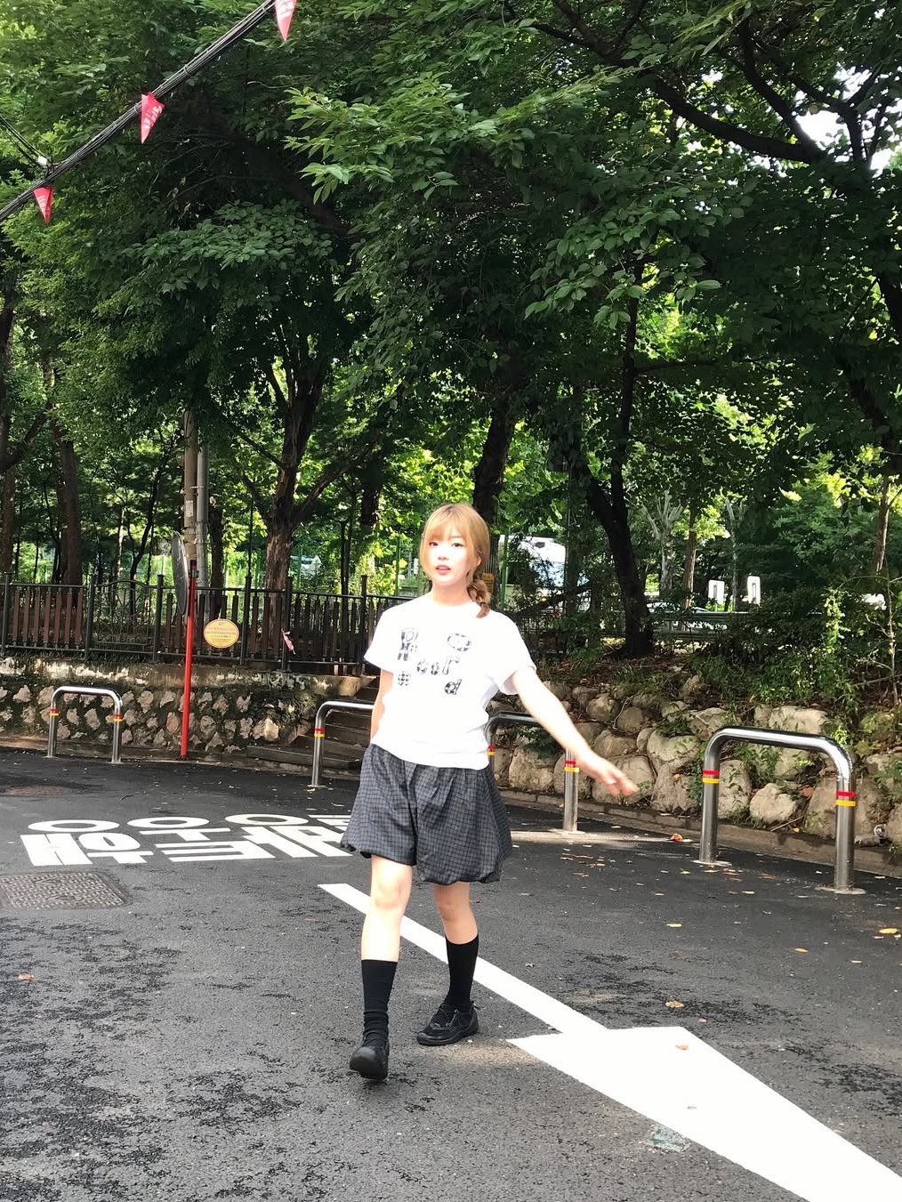 SLOW RECORD HOUSE Typo Play Record T-Shirt Gray 착용 스타일 - 4