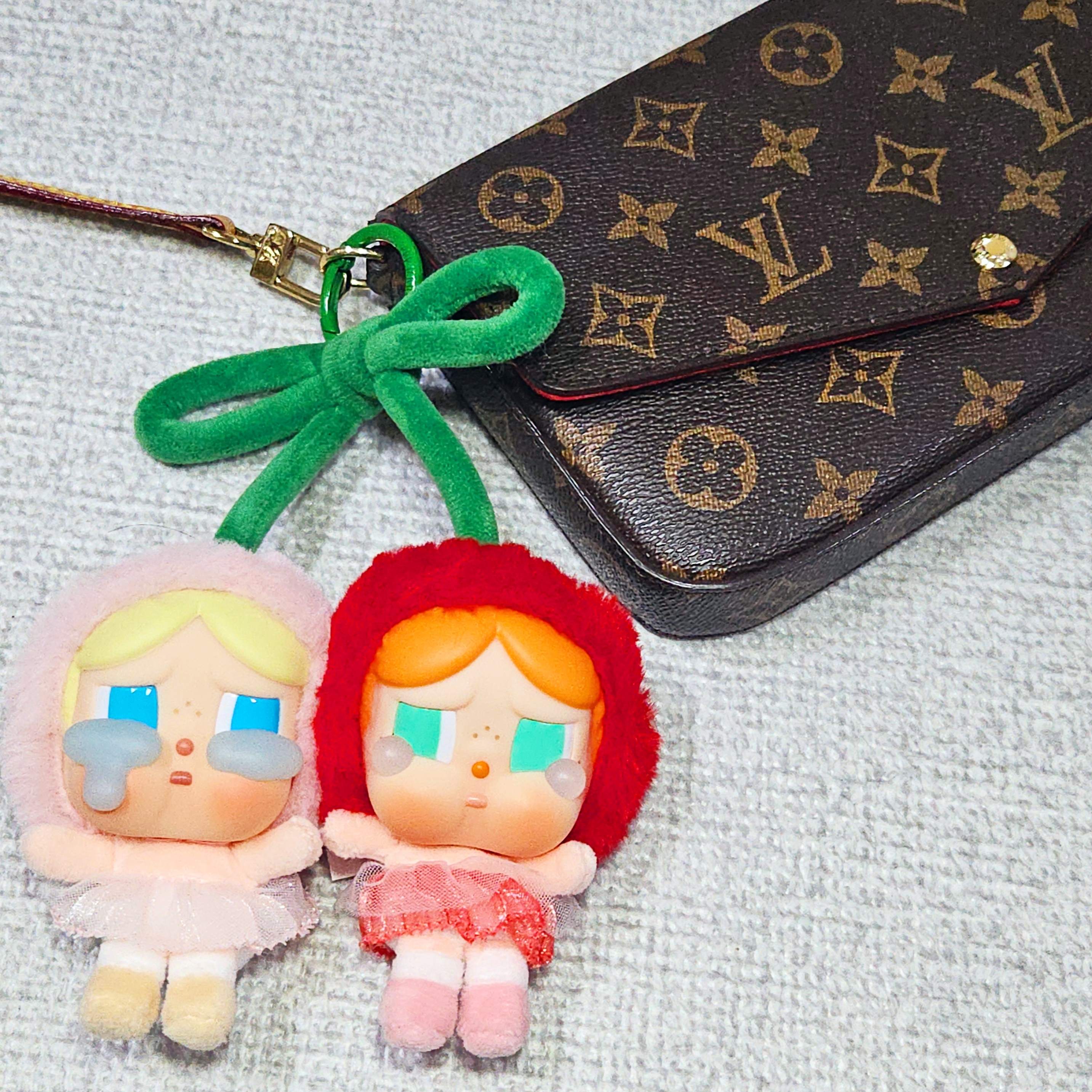 Pop Mart Crybaby Crying For Love Series Vinyl Plush 착용 스타일