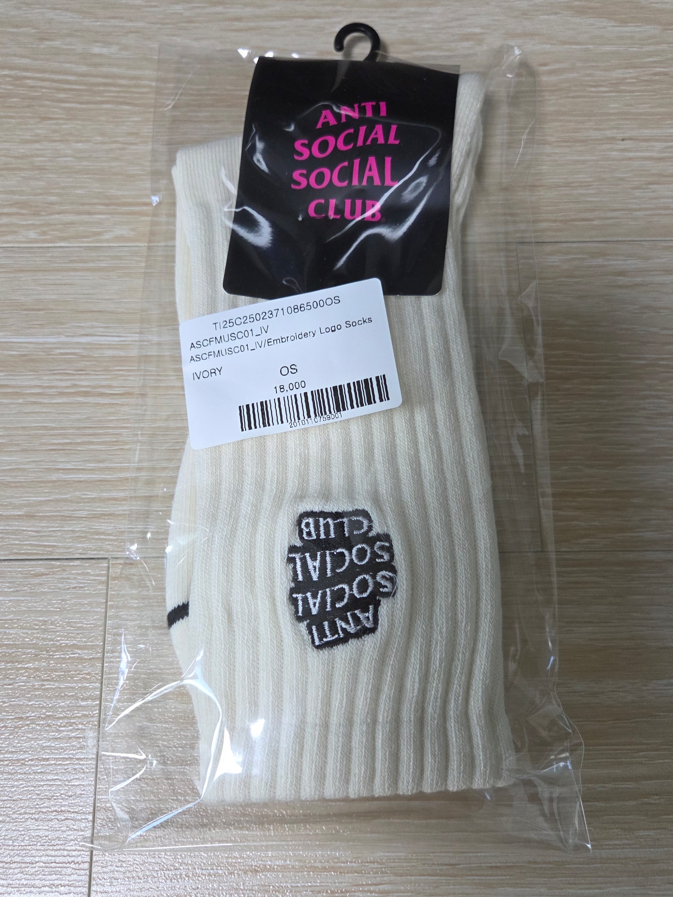 Anti Social Social Club Embroidery Logo Socks Ivory 착용 스타일 - 1