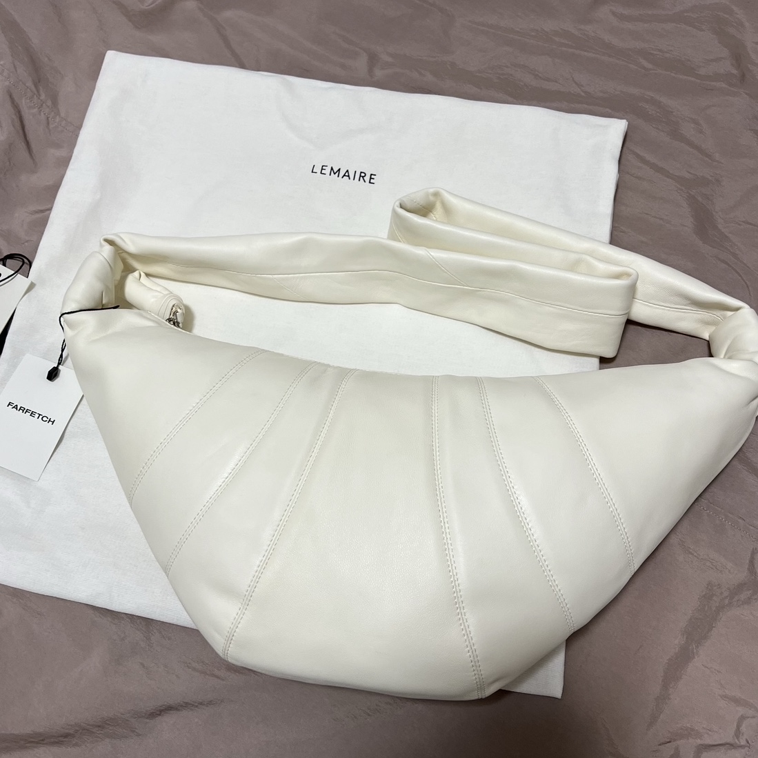 Lemaire Medium Croissant Bag Soft Nappa Leather White 착용 스타일
