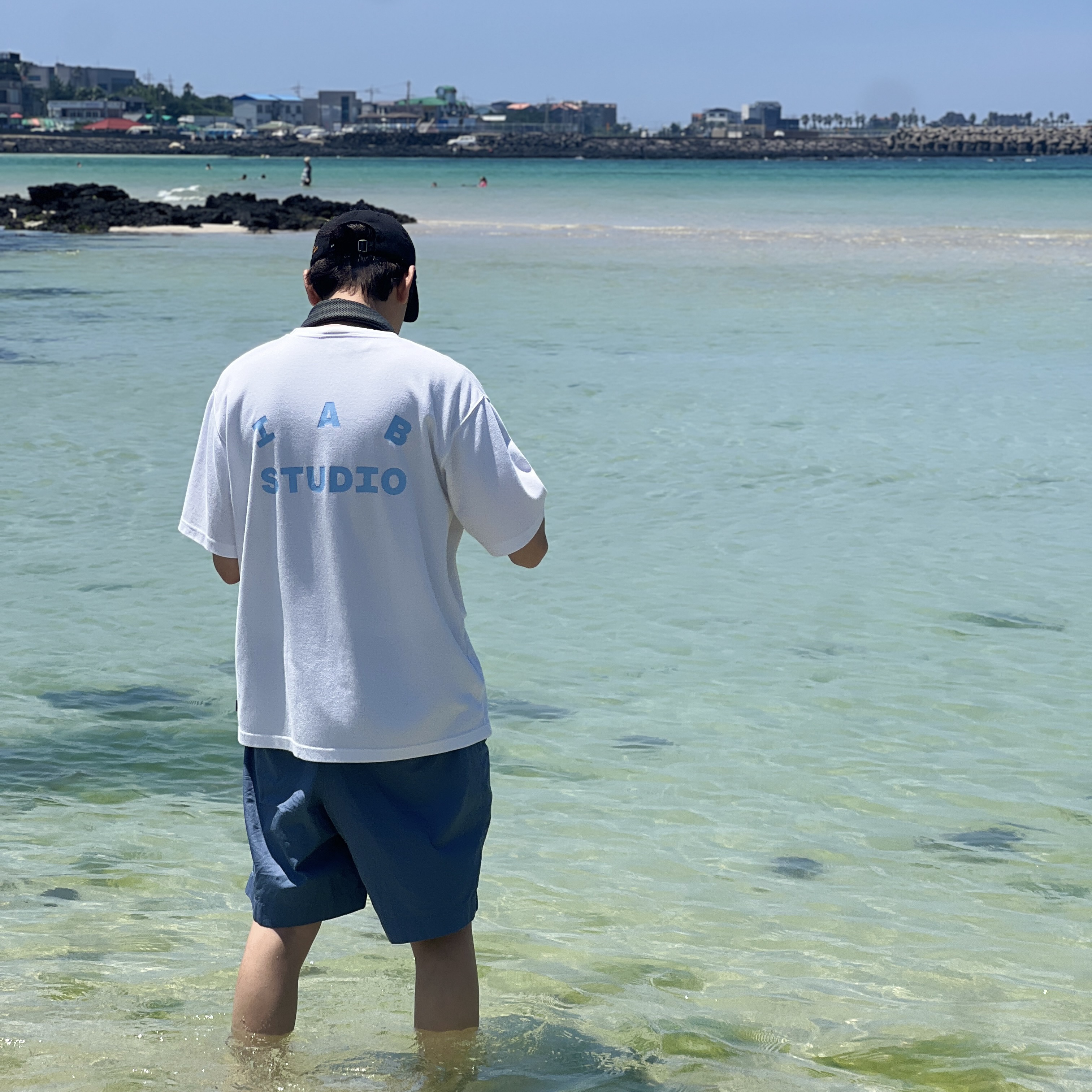 IAB Studio T-Shirt White Sky Blue 착용 스타일 - 4