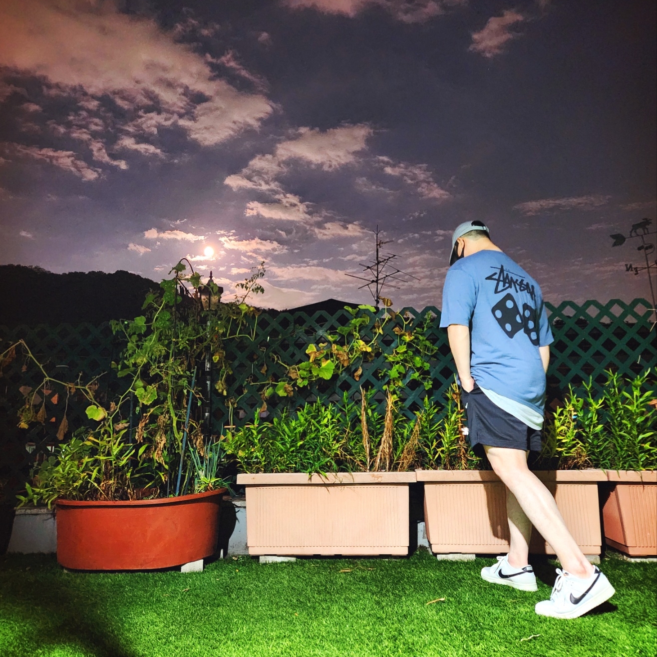 Stussy Pigment Dyed Dice T-Shirt Navy, Nike Dunk Low SE Photon Dust and Summit White 착용 스타일 - 2