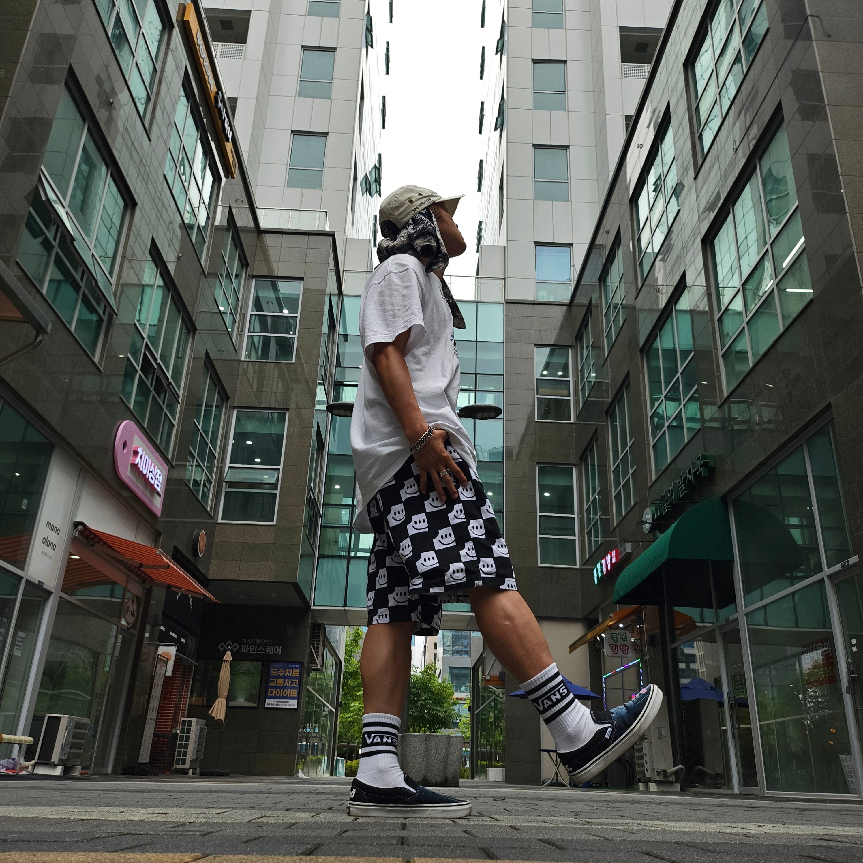 Supreme Military Camp Cap Stone - 22SS, Vans x Peaches. Classic Slip-On Black True White (Special Box) 착용 스타일 - 3