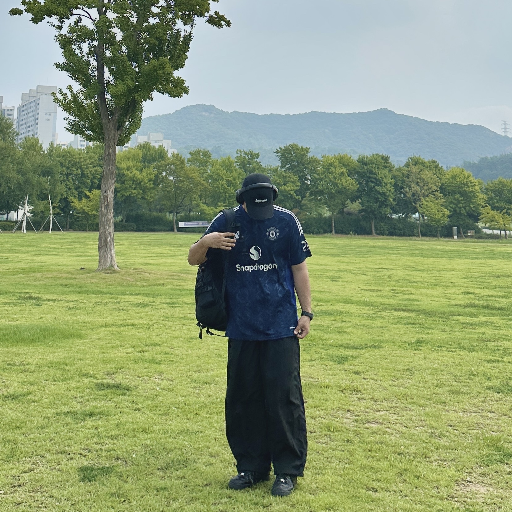 Adidas Manchester United 2024/25 Away Jersey Night Indigo - KR Sizing (Non Marking Ver.), Supreme Washed Chino Twill Camp Cap Black 착용 스타일 - 2