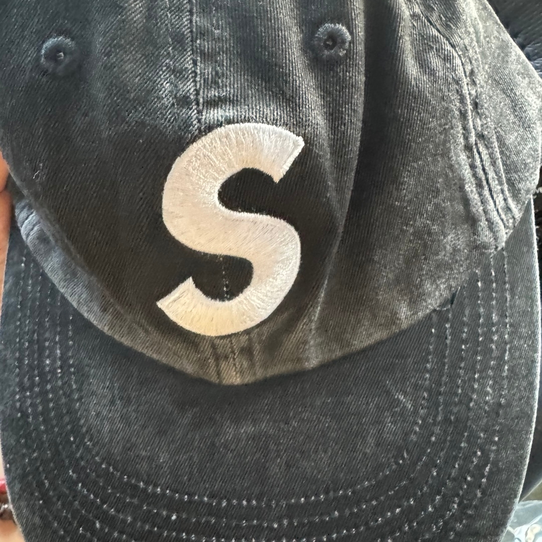 Supreme Pigment Coated S Logo 6-Panel Black - 25SS 착용 스타일