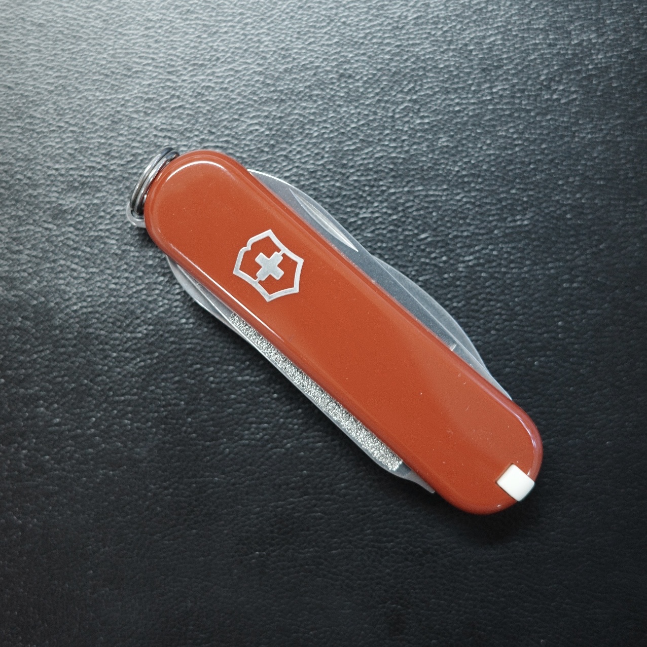 Supreme x Victorinox Pocket Knife Red - 25SS 착용 스타일 - 2