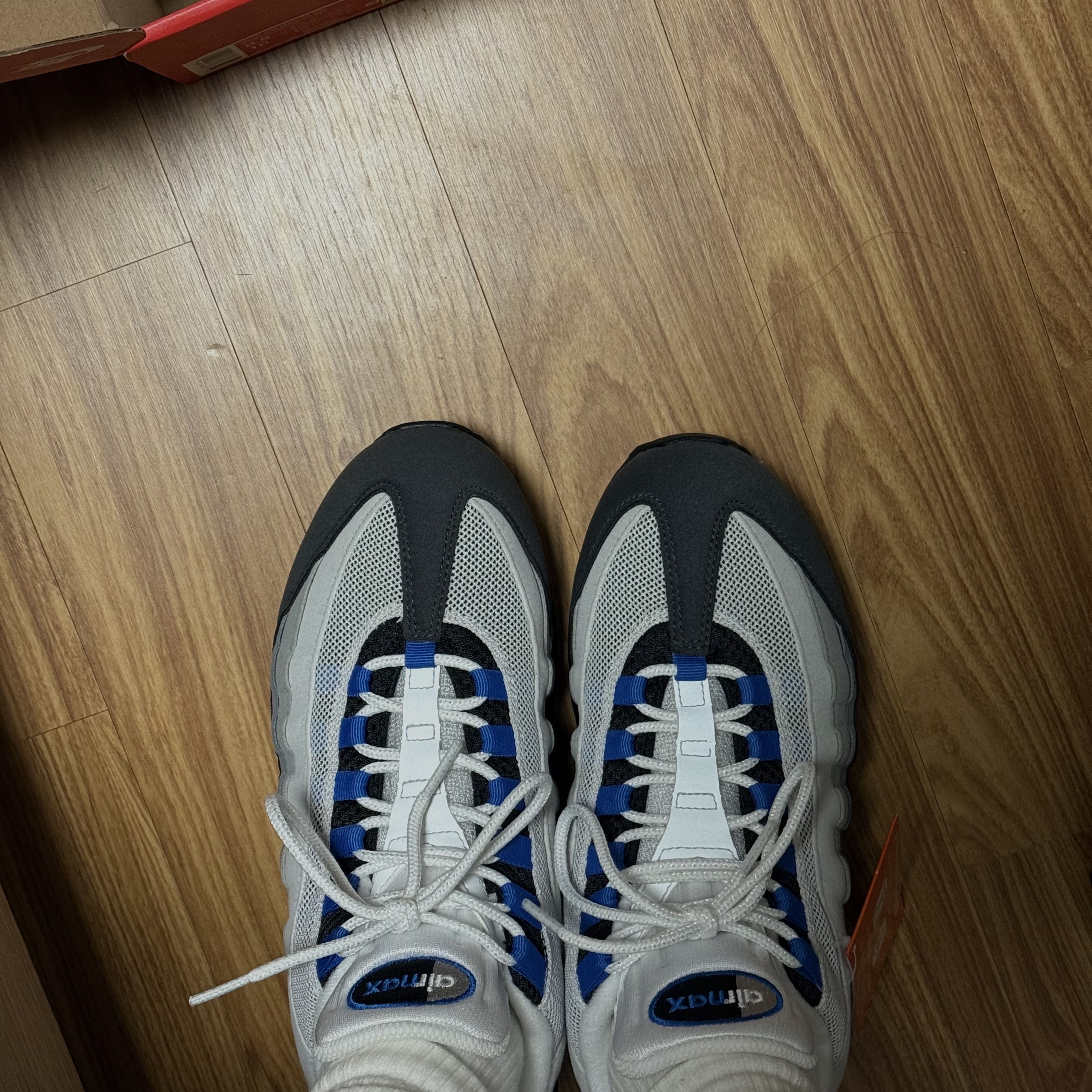 Nike Air Max 95 OG Cool Grey and Blue Spark 착용 스타일 - 2