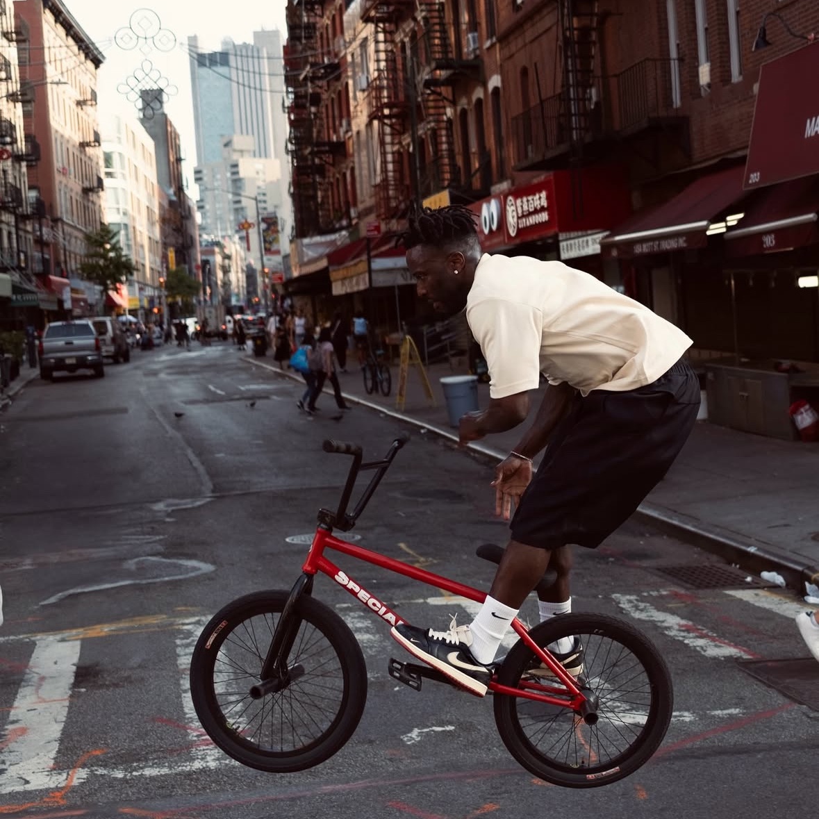 Jordan 1 x Nigel Sylvester Retro Low OG Better With Time 착용 스타일 - 2
