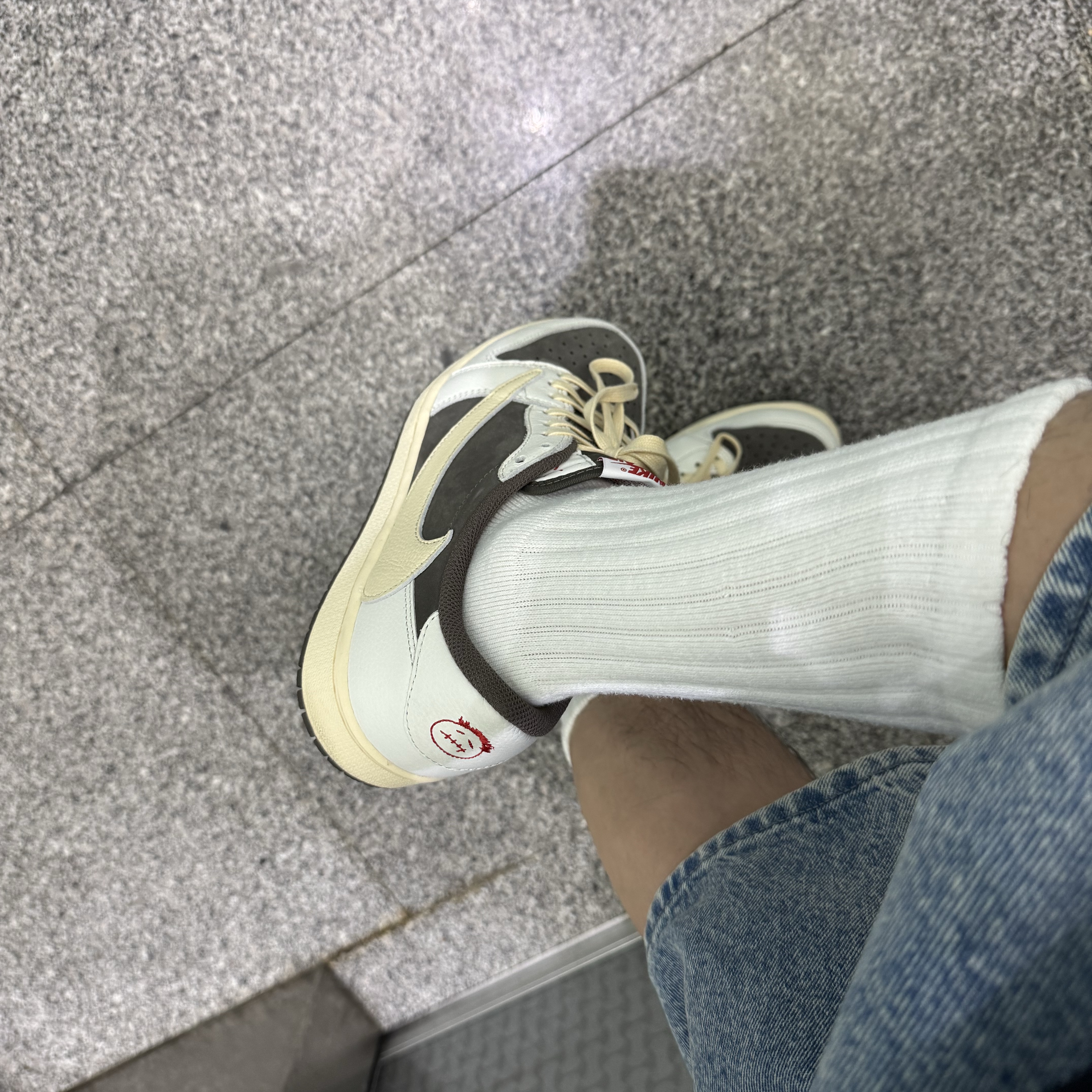 Jordan 1 x Travis Scott Retro Low OG SP Sail and Ridgerock 착용 스타일 - 2