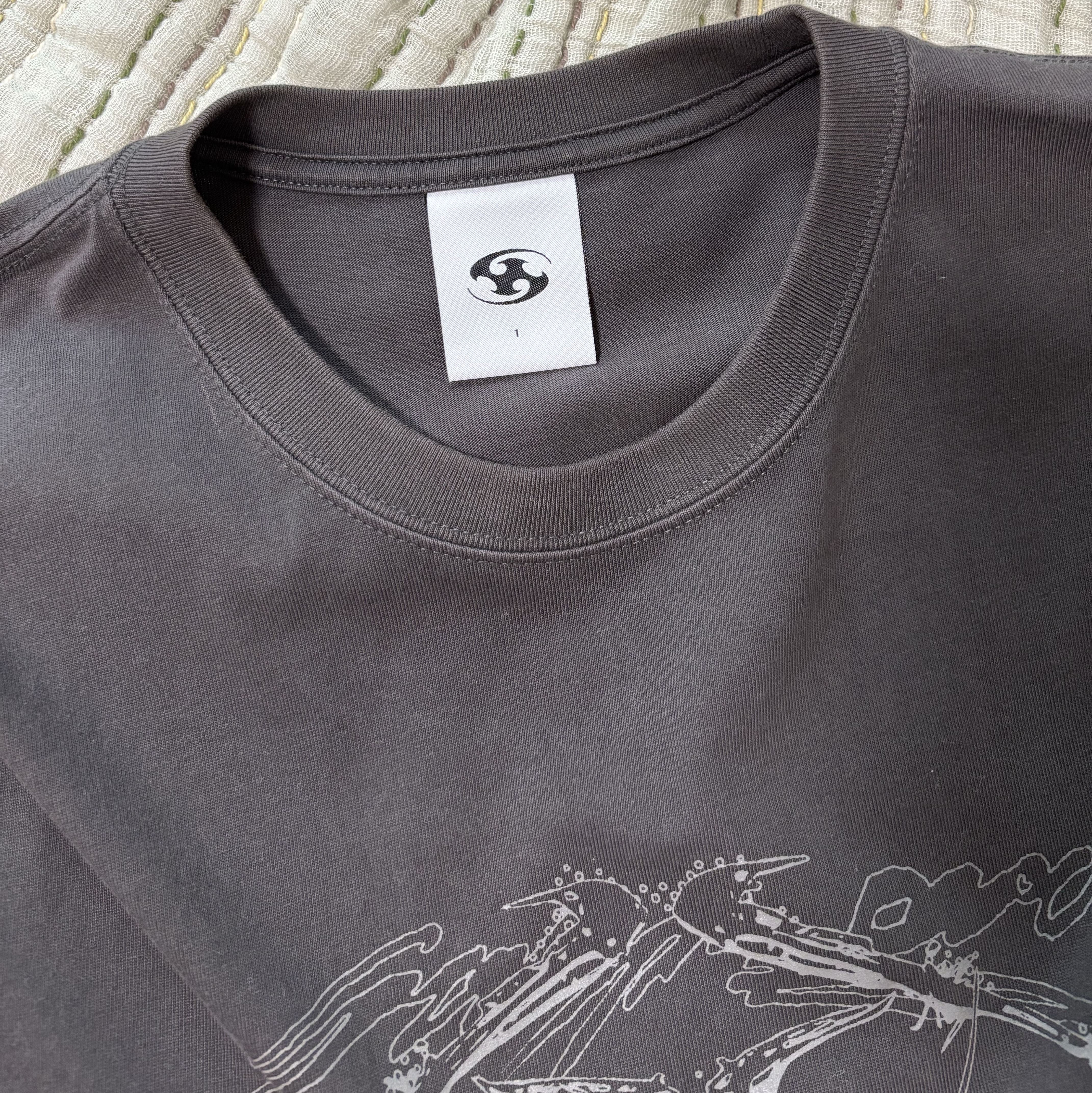 Sansan Gear Kaleidoscope T-Shirt Charcoal - 24SS 착용 스타일 - 1