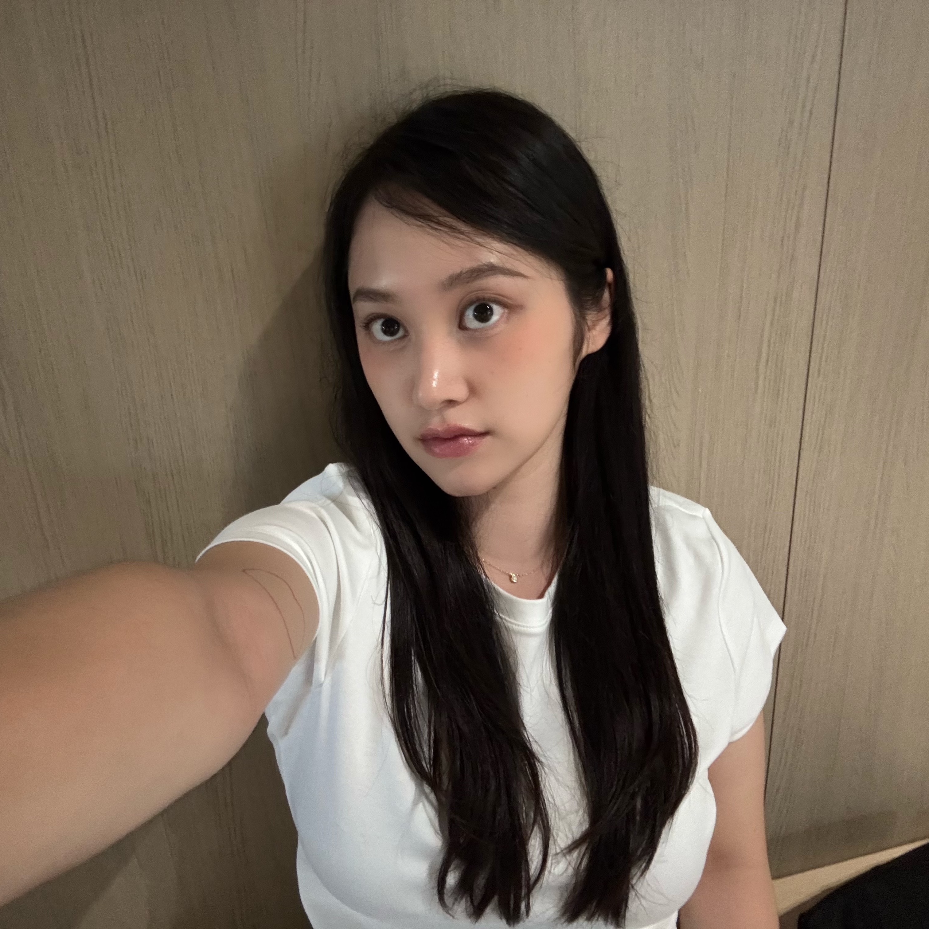 Dior Addict Lip Glow 012 Rosewood, Chanel Coco Crush Ring Quilted Motif Small & 18K White Gold 착용 스타일 - 3
