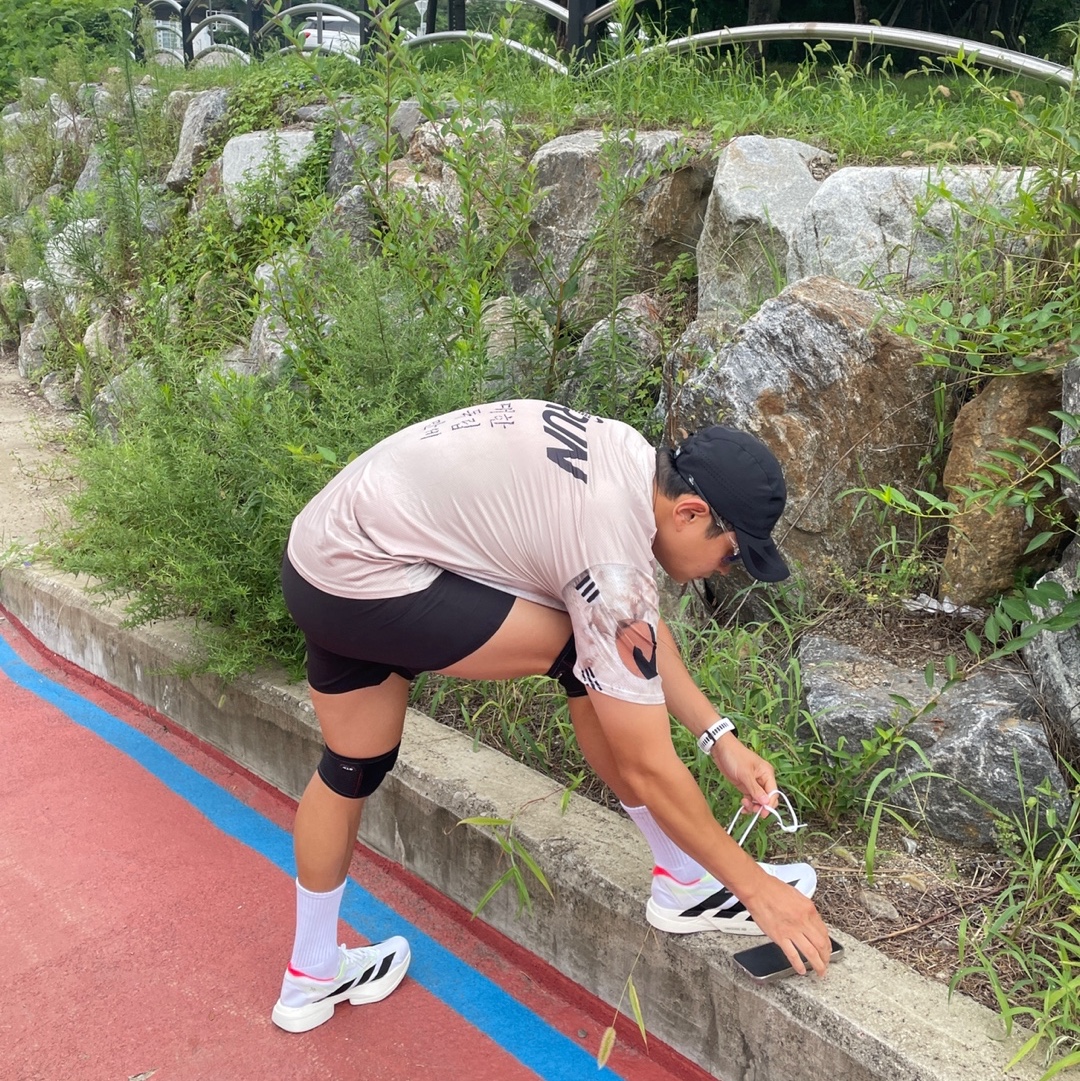 Adidas Adizero Adios Pro 4 Cloud White Core Black, Adidas Running x Adizero Heat.rdy Lightweight Cap Black White 착용 스타일 - 2