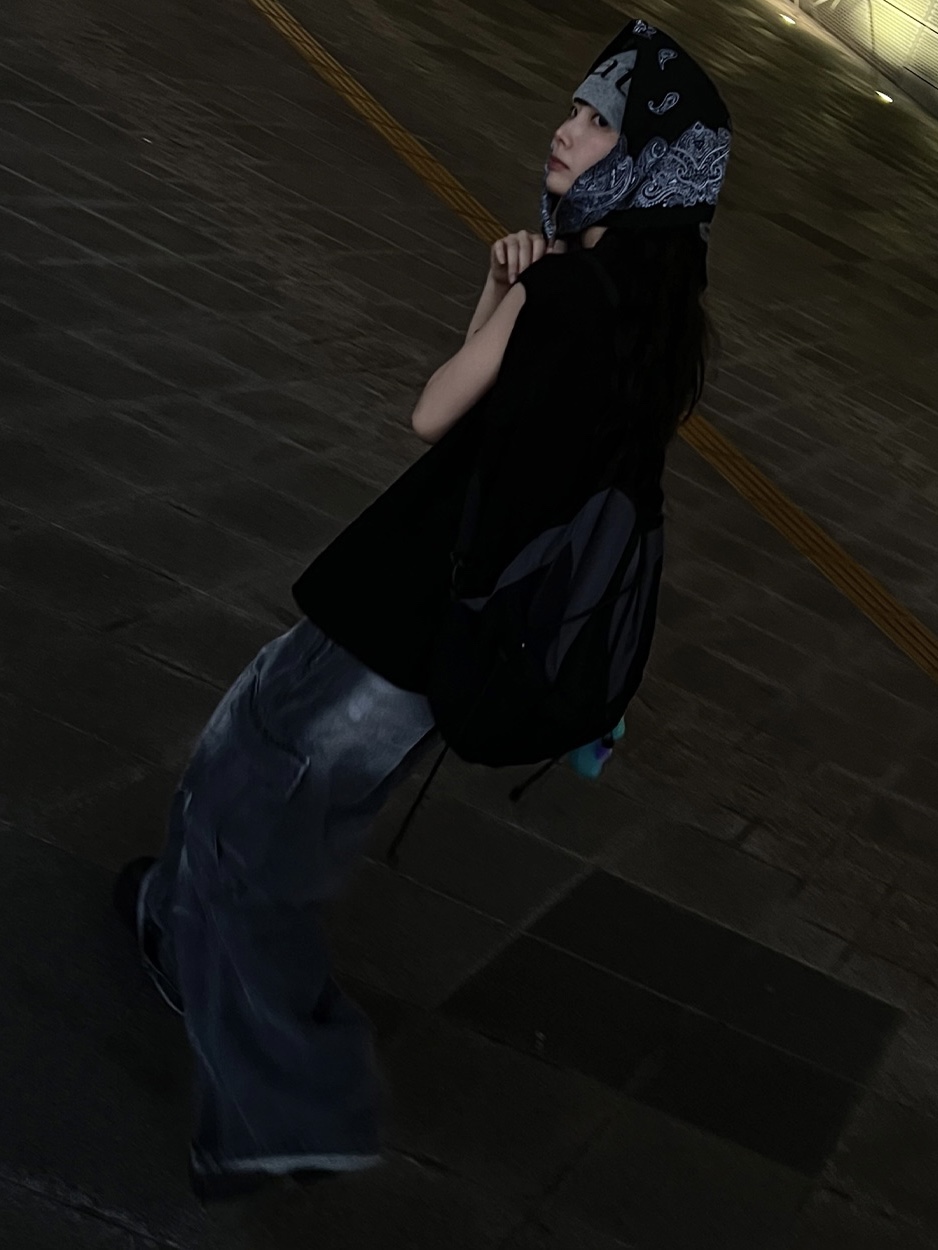 Matin Kim Logo Jacquard Short Beanie Grey, Crocs Stomp Clog Black 착용 스타일 - 4