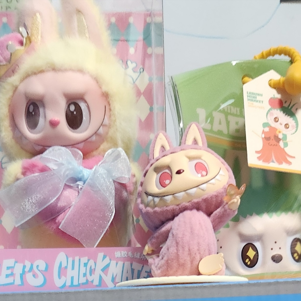 Pop Mart The Monsters Checkmate Series Plush Keyring, Pop Mart Labubu The Monsters Wacky Mart Series Pinch Pendant (1 Blind Box) 착용 스타일