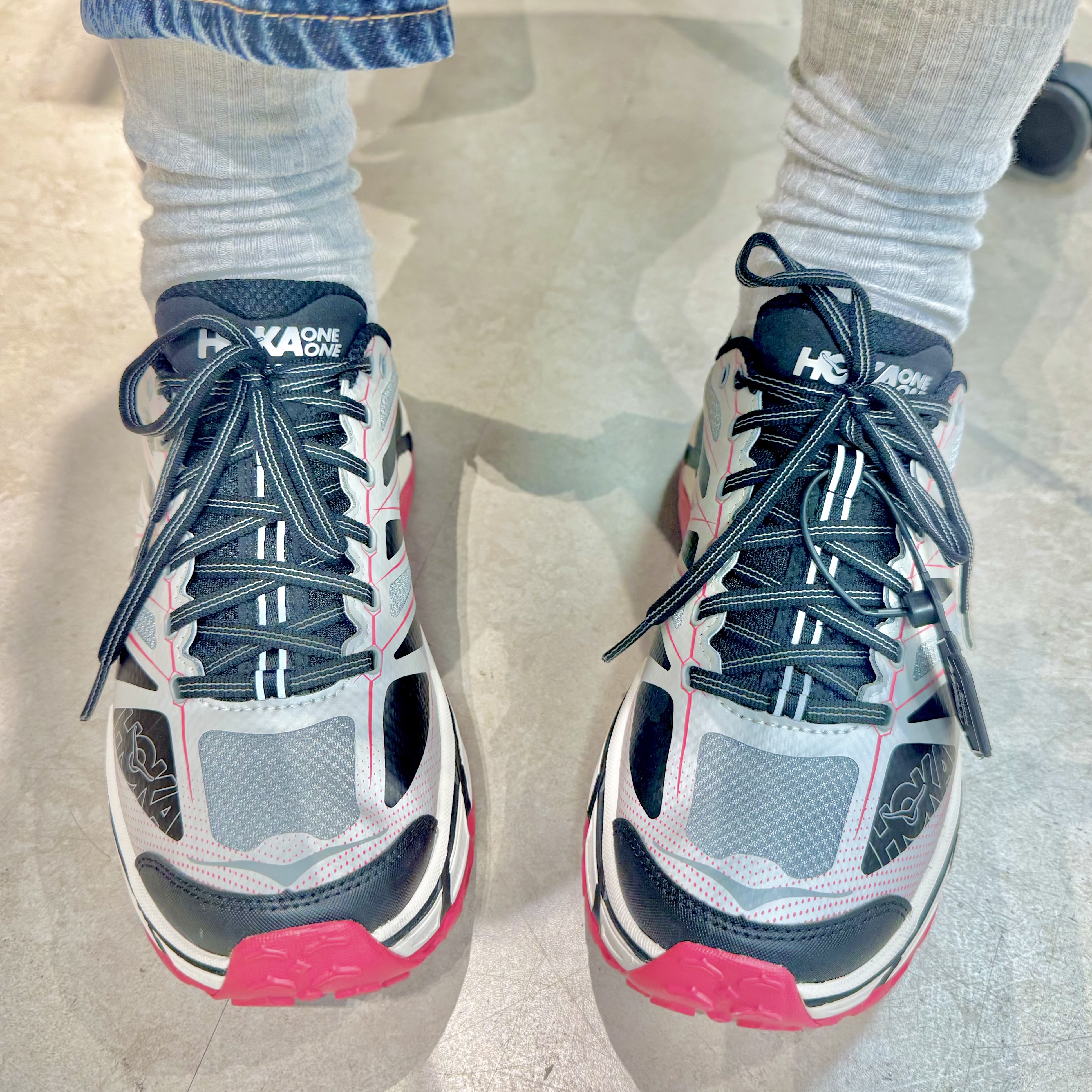 Hoka Mafate Speed 2 Galactic Grey Ruby Red 착용 스타일 - 2