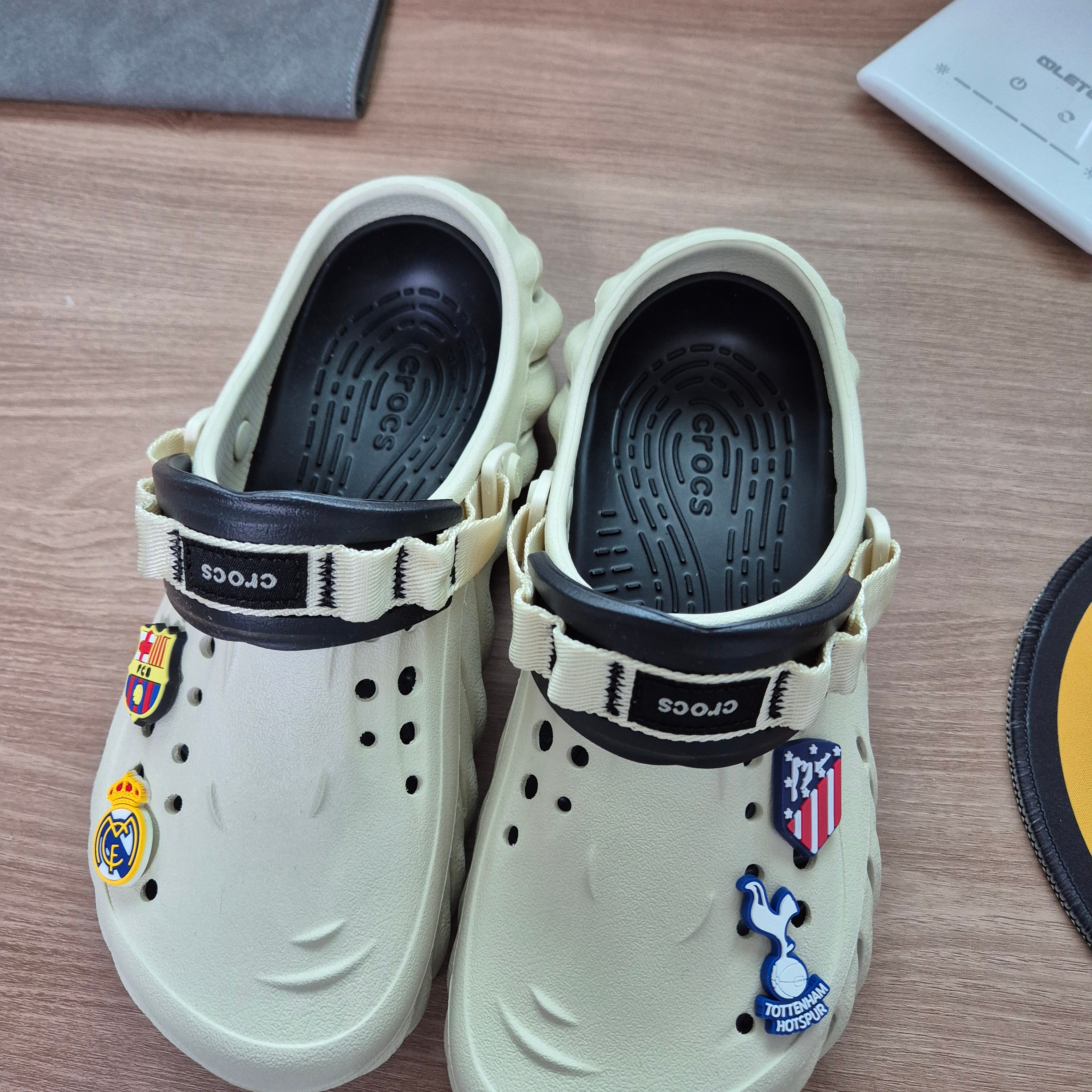 Crocs Echo Clog Bone Black 착용 스타일 - 1