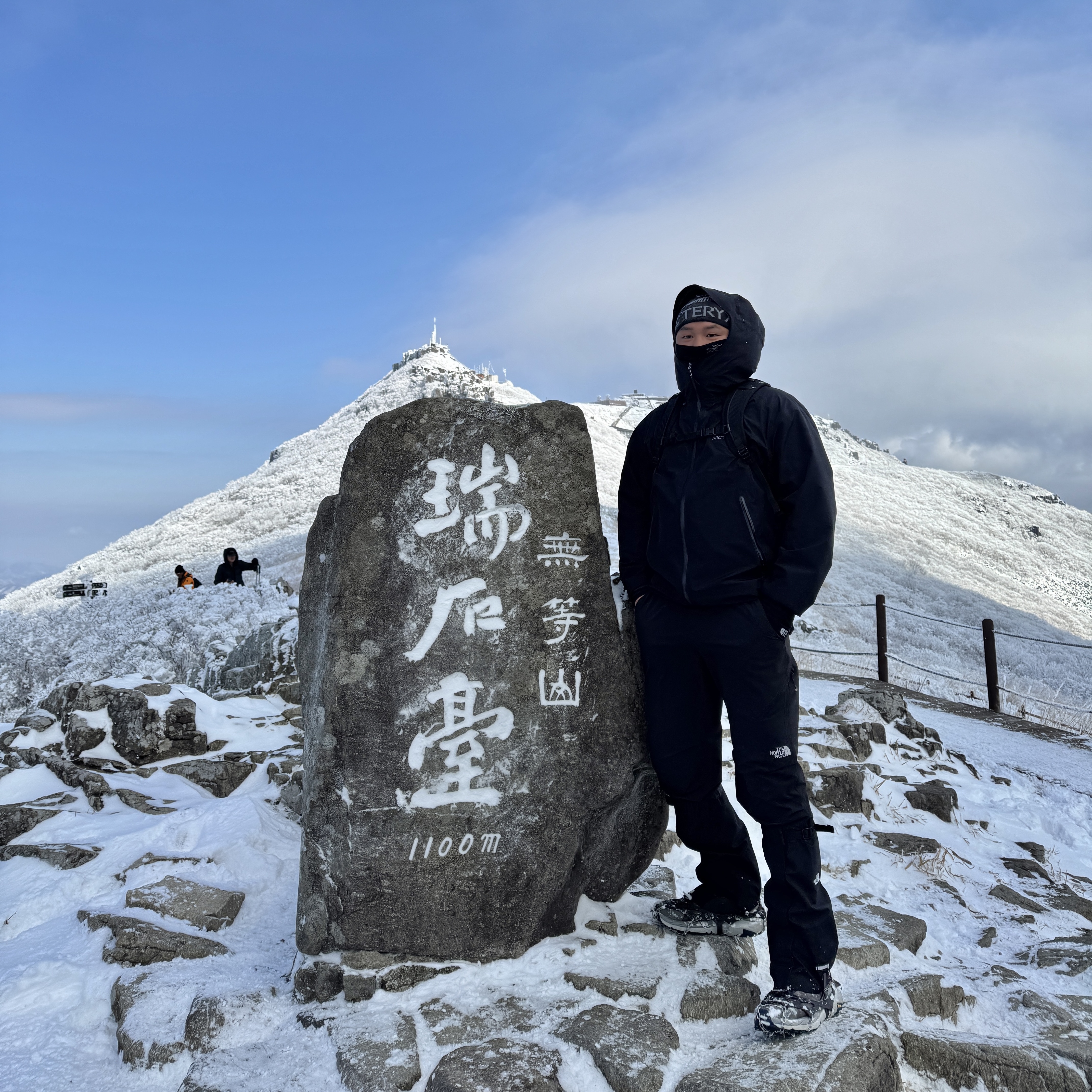 Arc'teryx Bird Word Toque Black Void, Arc'teryx Beta LT Jacket Black 착용 스타일