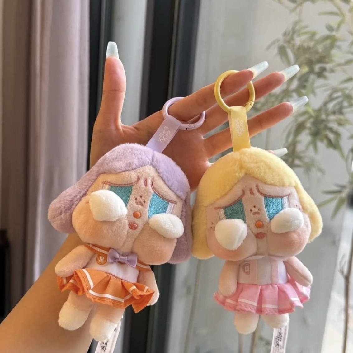 Pop Mart Crybaby Sunset Concert Series Plush Pendant Bright Orange (Opened Case), Pop Mart Crybaby Sunset Concert Series Plush Pendant Pink White (Opened Case) 착용 스타일